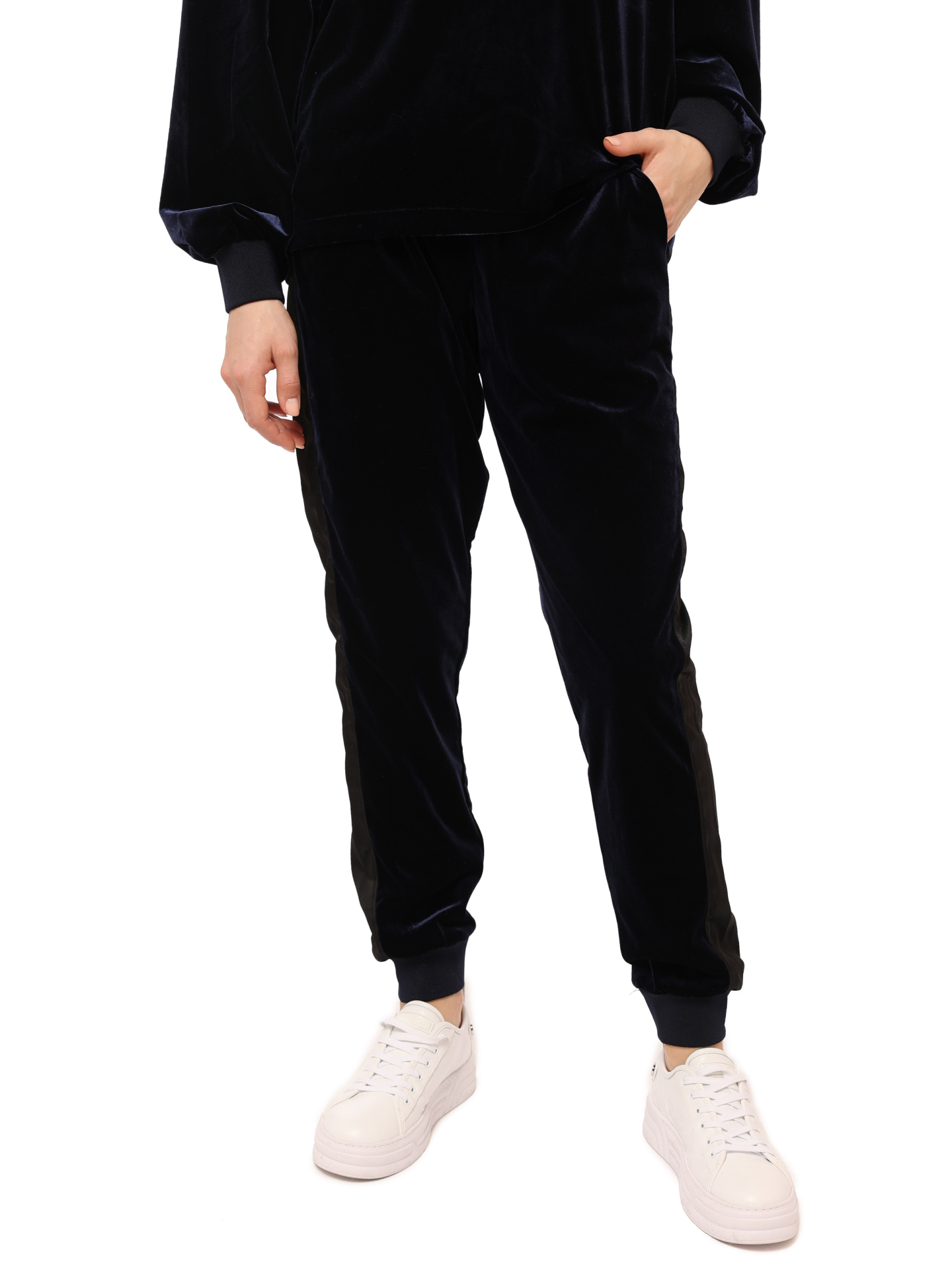 Брюки спортивные Armani Exchange 6LYP79 YJ9WZ 1593 темно-синие женские из бархата — купить в интернет-магазине Verdistore