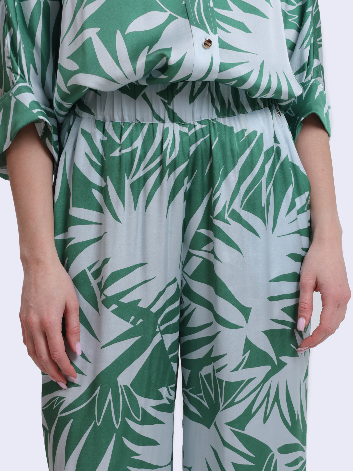 Брюки CA5396 TS074 M9258 зеленые с крупным принтом — купить в интернет-магазине Verdistore