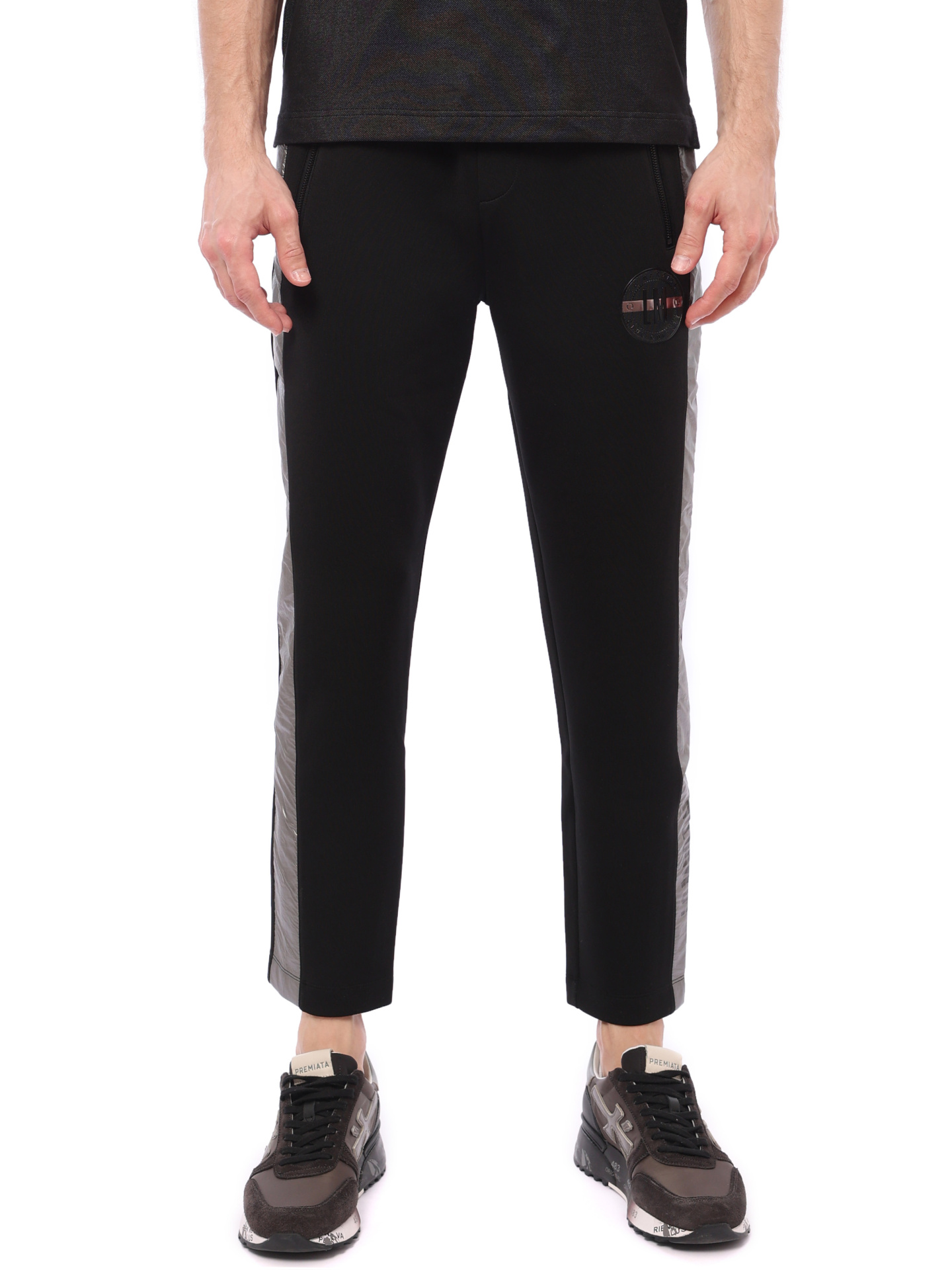 Брюки черные с серыми вставками по бокам с логотипом под карманом — купить в интернет-магазине Verdistore