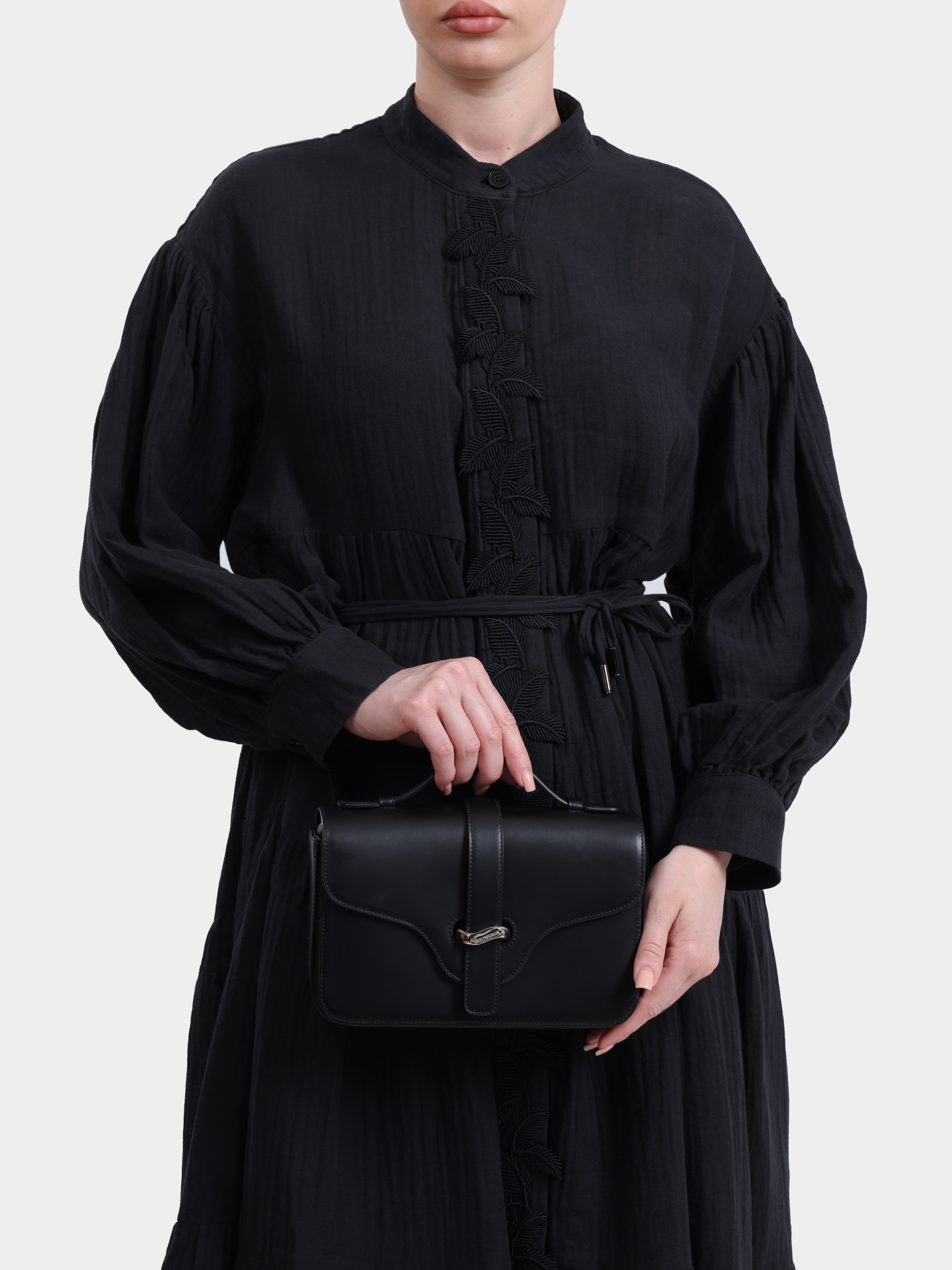 Сумка Emporio Armani EW004419 AF25356 UC001 черная женская с крупным металлической заклепкой — купить в интернет-магазине Verdistore