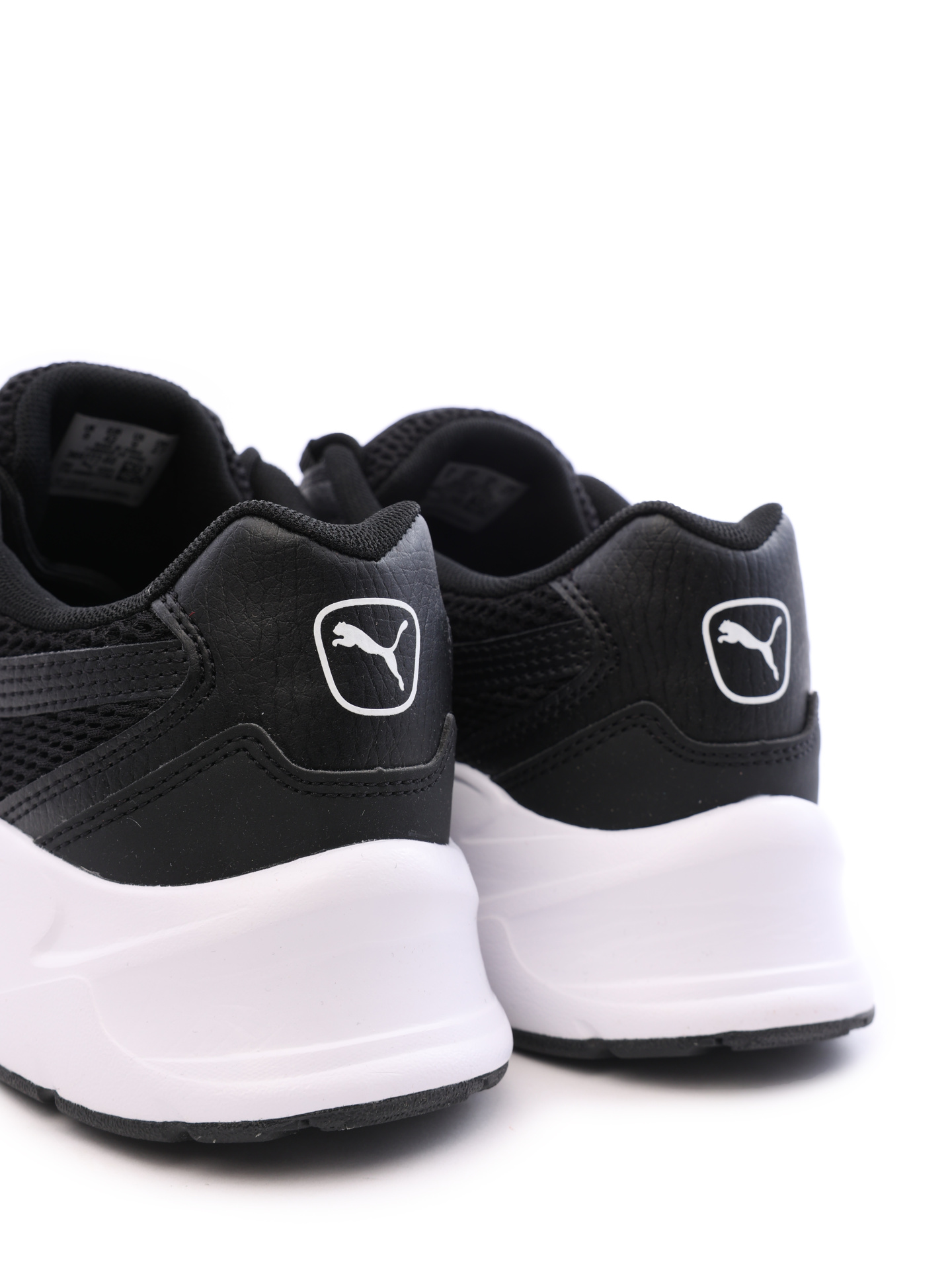 Кроссовки черные тканевые с логотипом на белой подошве — купить в интернет-магазине Verdistore