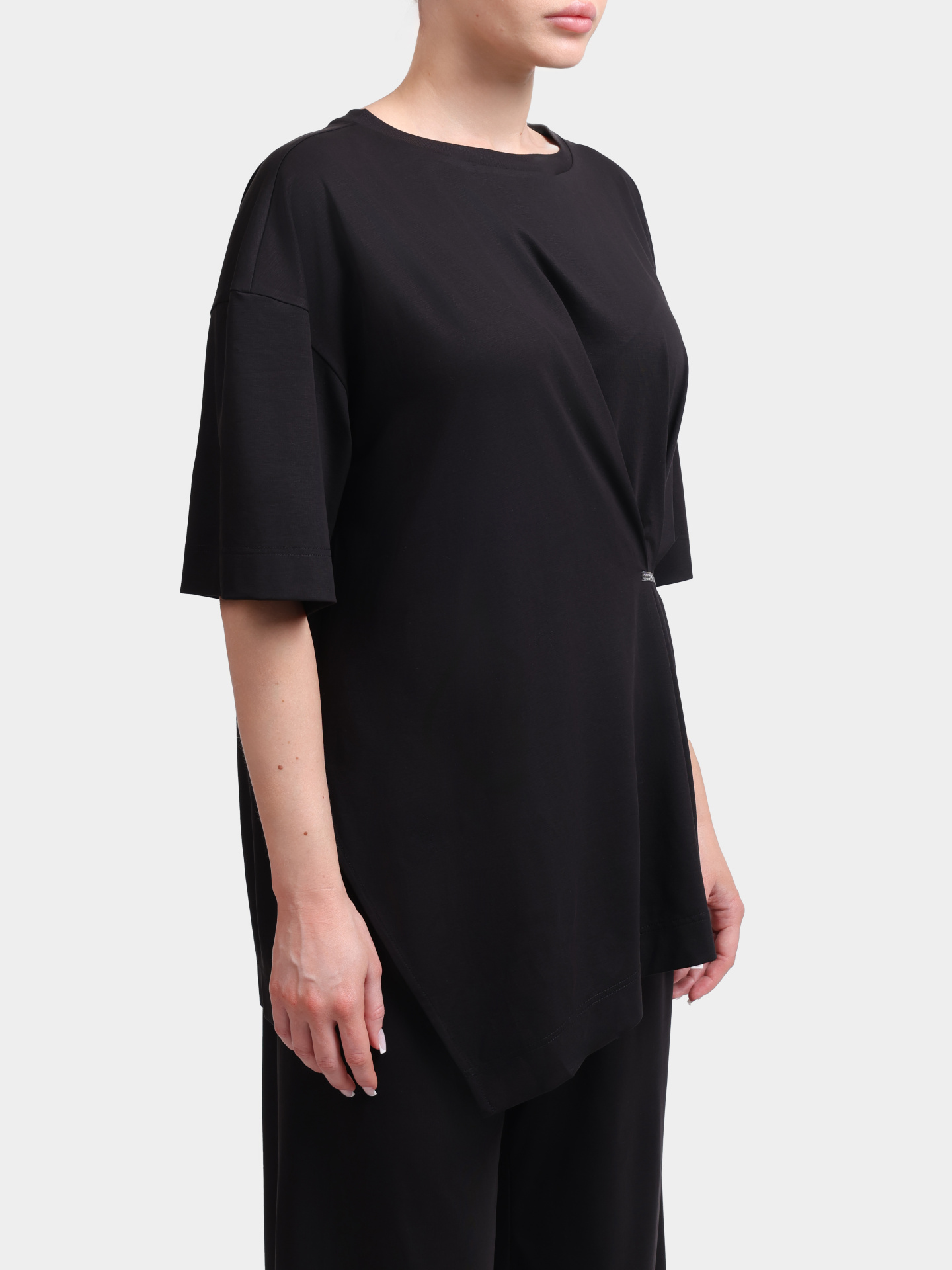 Блуза Re Vera 26-27-2432 632 черная женская с драпировкой — купить в интернет-магазине Verdistore