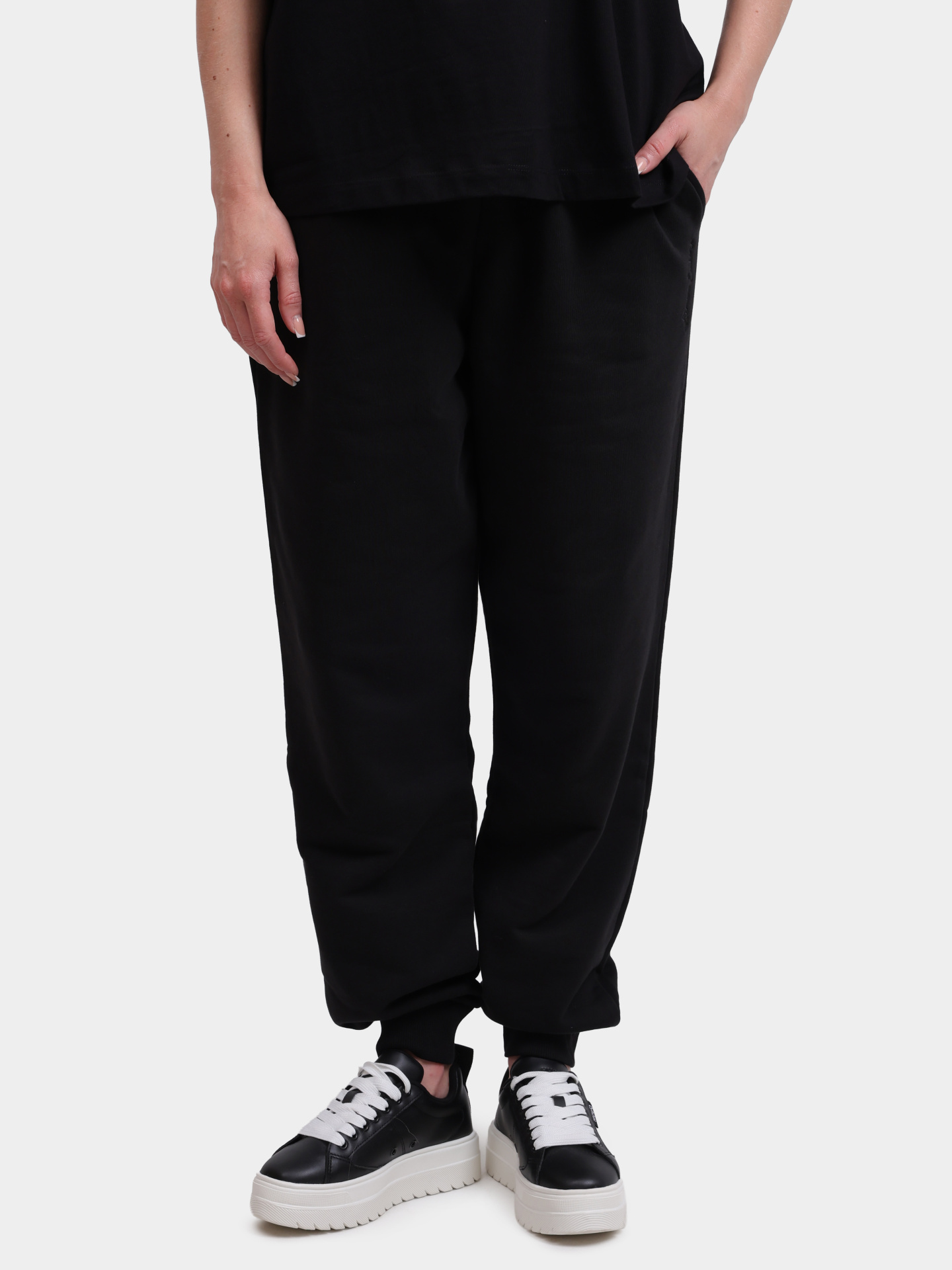 Брюки Armani Exchange 6DYP70 YJEEZ 1200 черные женские спортивные — купить в интернет-магазине Verdistore