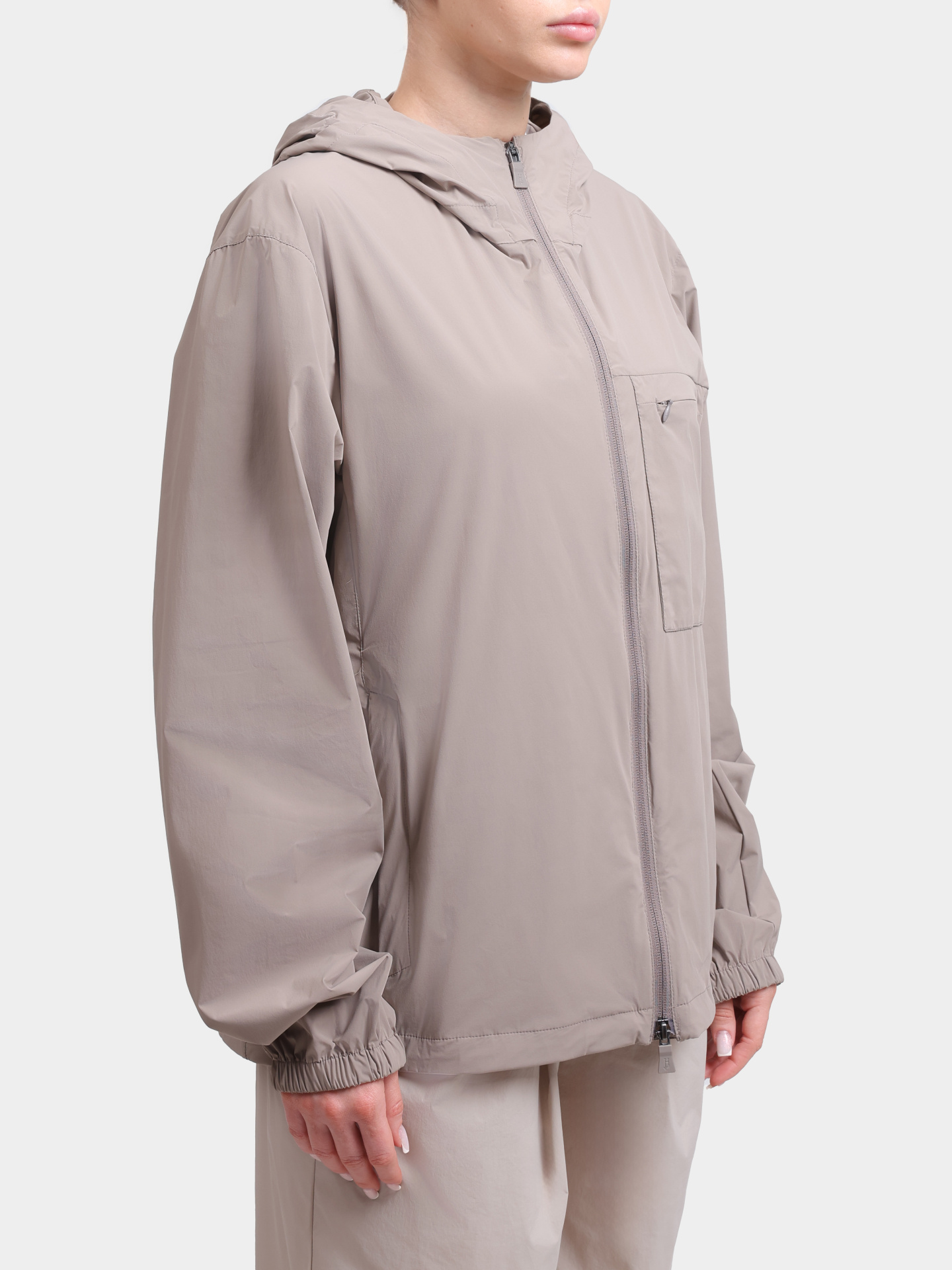 Ветровка Herno GI000619U 12691Z 2600 бежевая женская с капюшоном — купить в интернет-магазине Verdistore