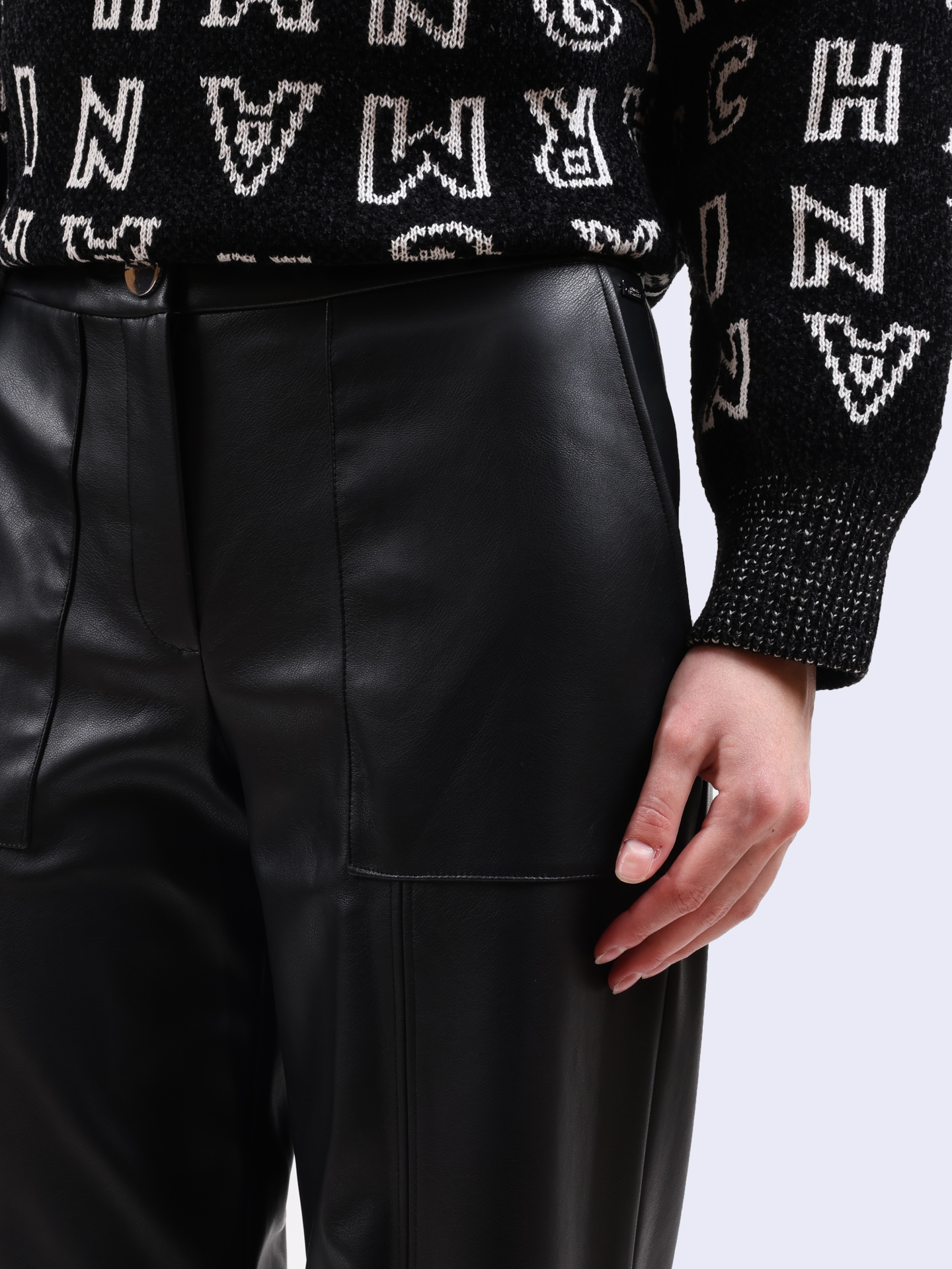 картинка Брюки Armani Exchange 6DYP23 YNNNZ 1200 черные женские из эко-кожи от магазина Verdistore