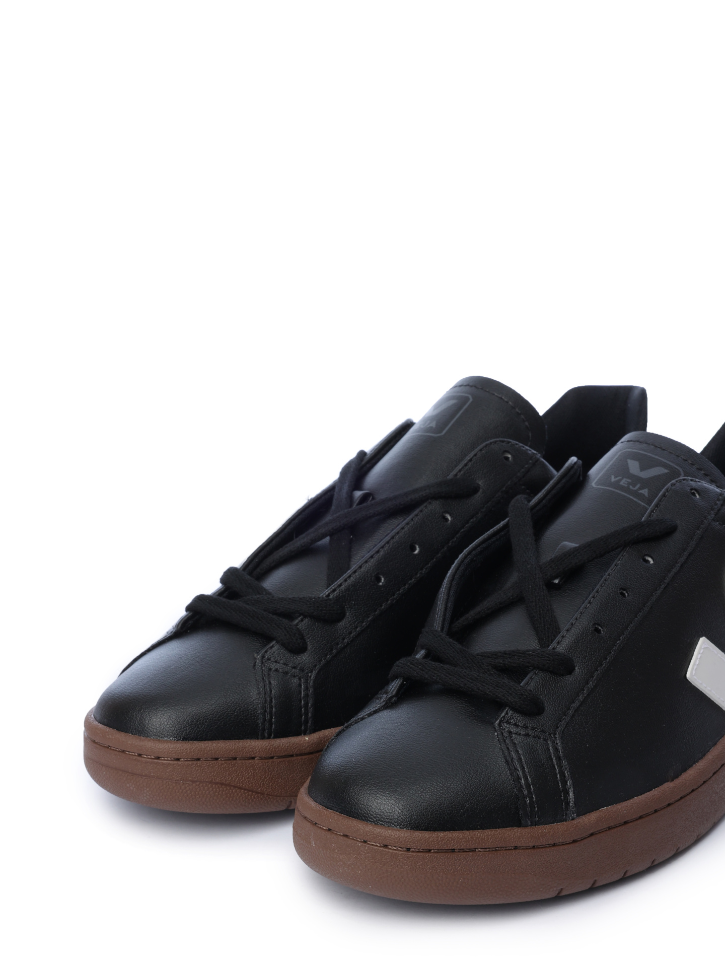 Кеды черные с крупным белым логотипом кожаные на коричневой подошве — купить в интернет-магазине Verdistore