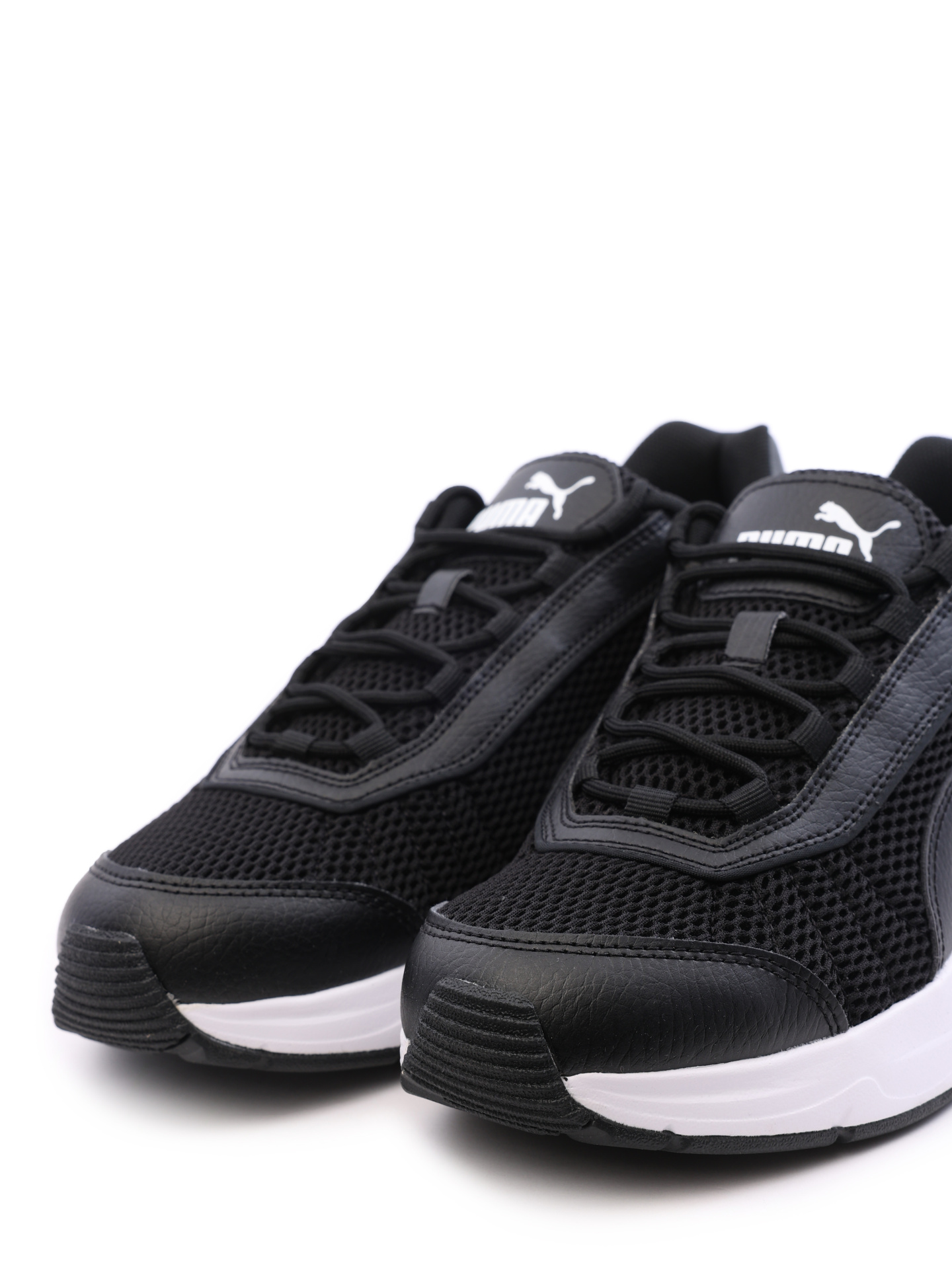 Кроссовки черные тканевые с логотипом на белой подошве — купить в интернет-магазине Verdistore