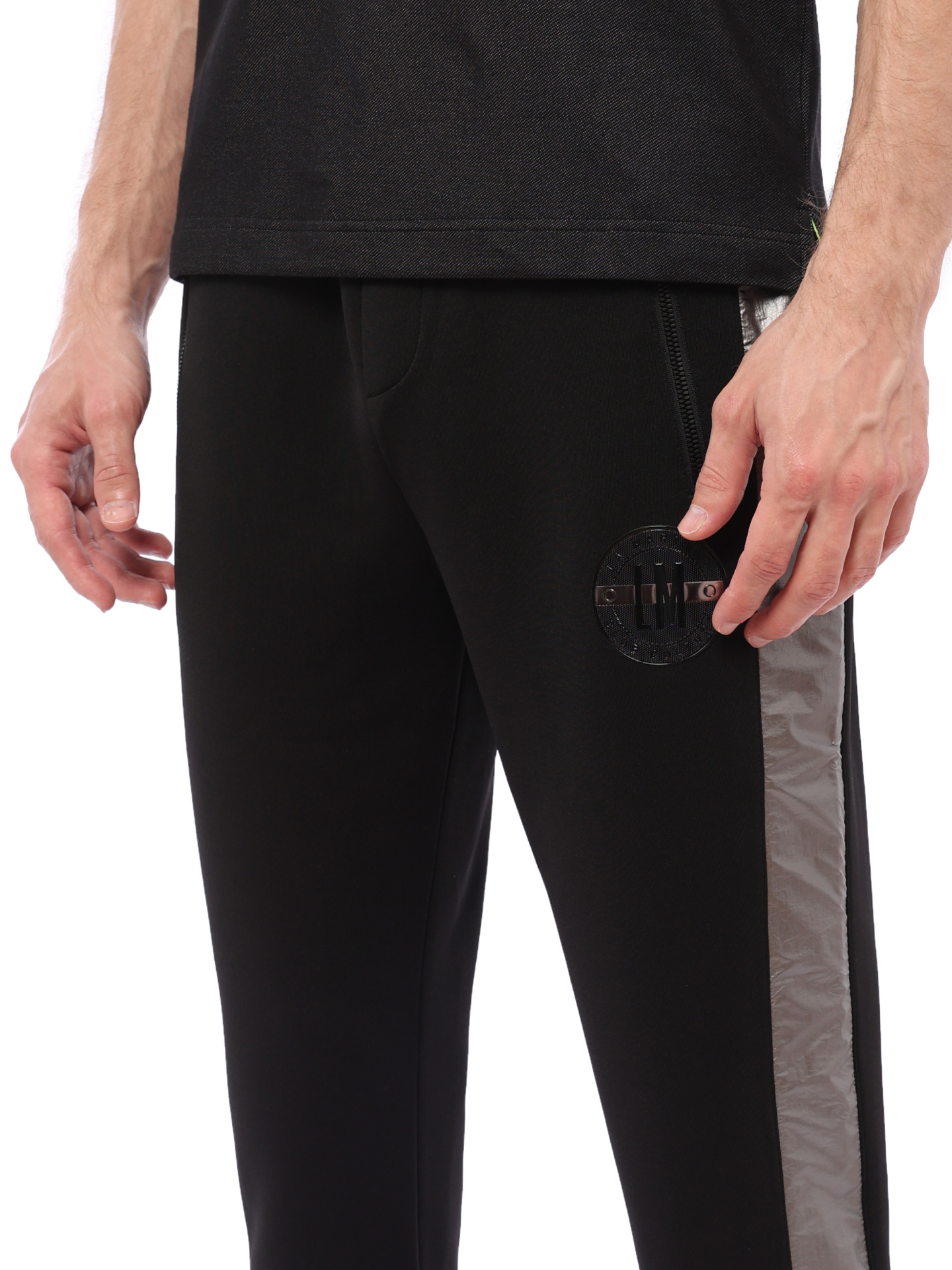 Брюки черные с серыми вставками по бокам с логотипом под карманом — купить в интернет-магазине Verdistore