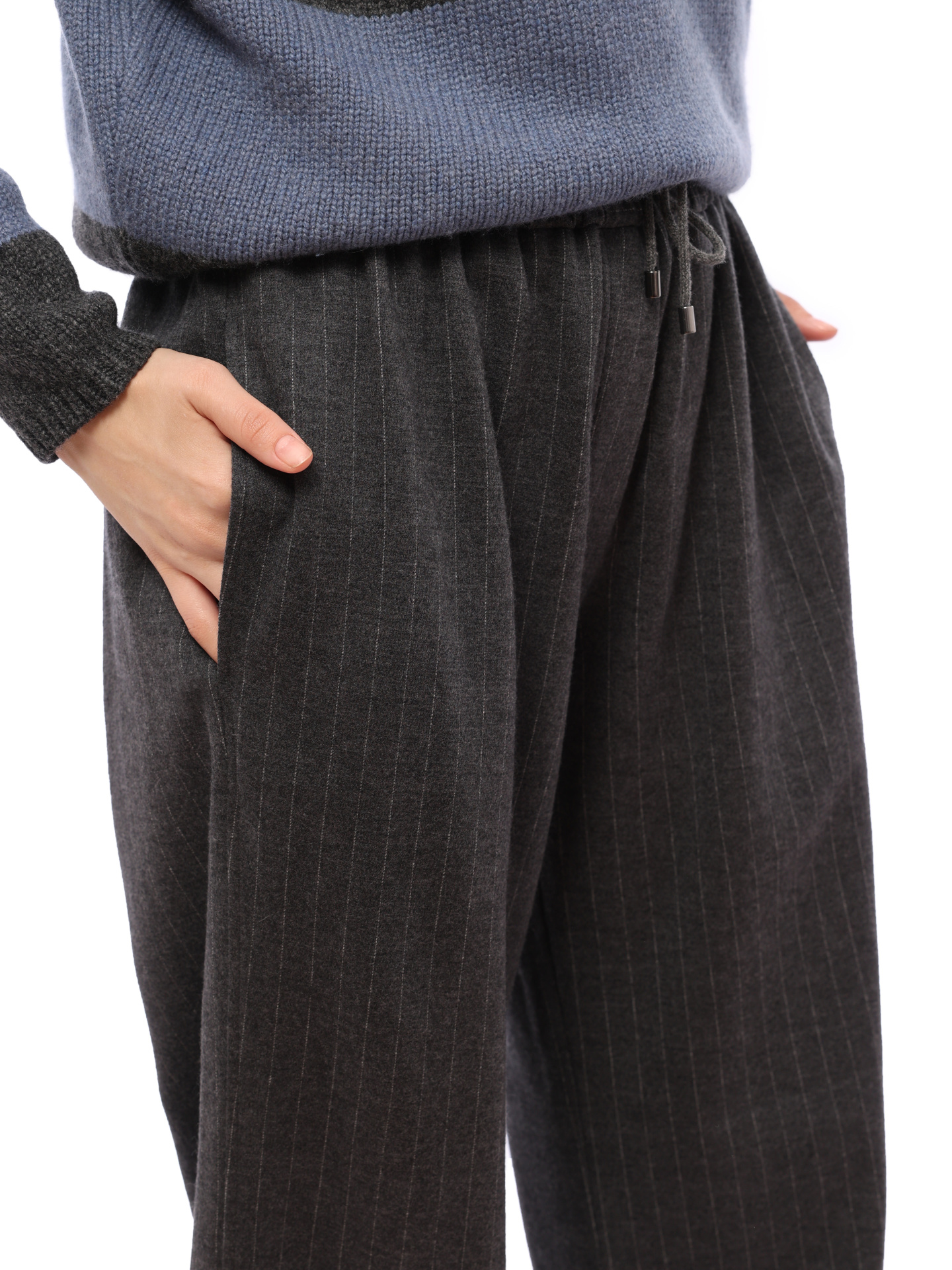 Брюки Brunello Cucinelli MA179SR589 C002 серые женские в полоску — купить в интернет-магазине Verdistore