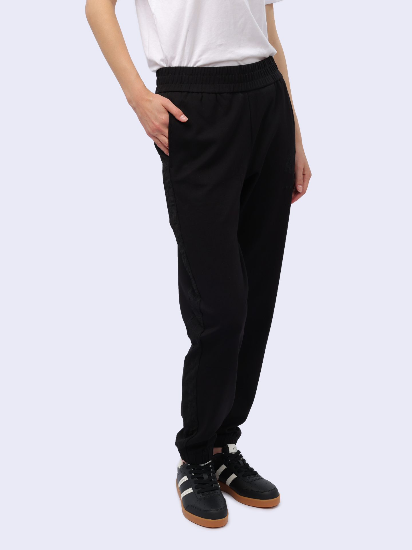 картинка Брюки Armani Exchange 3DYP88 YJESZ 1200 черные женские от магазина Verdistore