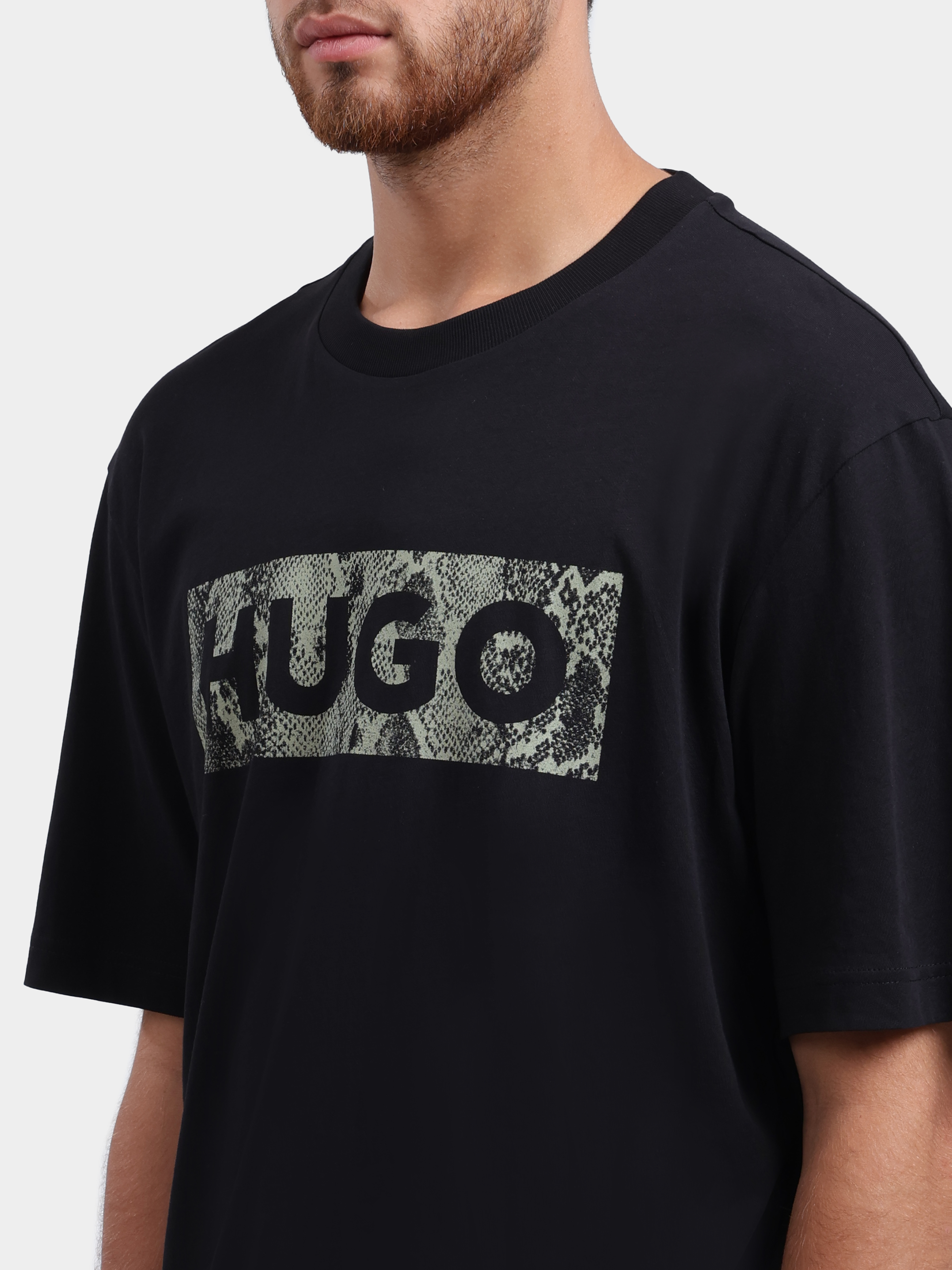 Футболки HUGO BLUE Nerpient 10258299 01 50566041 002 черная мужская с крупным логотипом — купить в интернет-магазине Verdistore