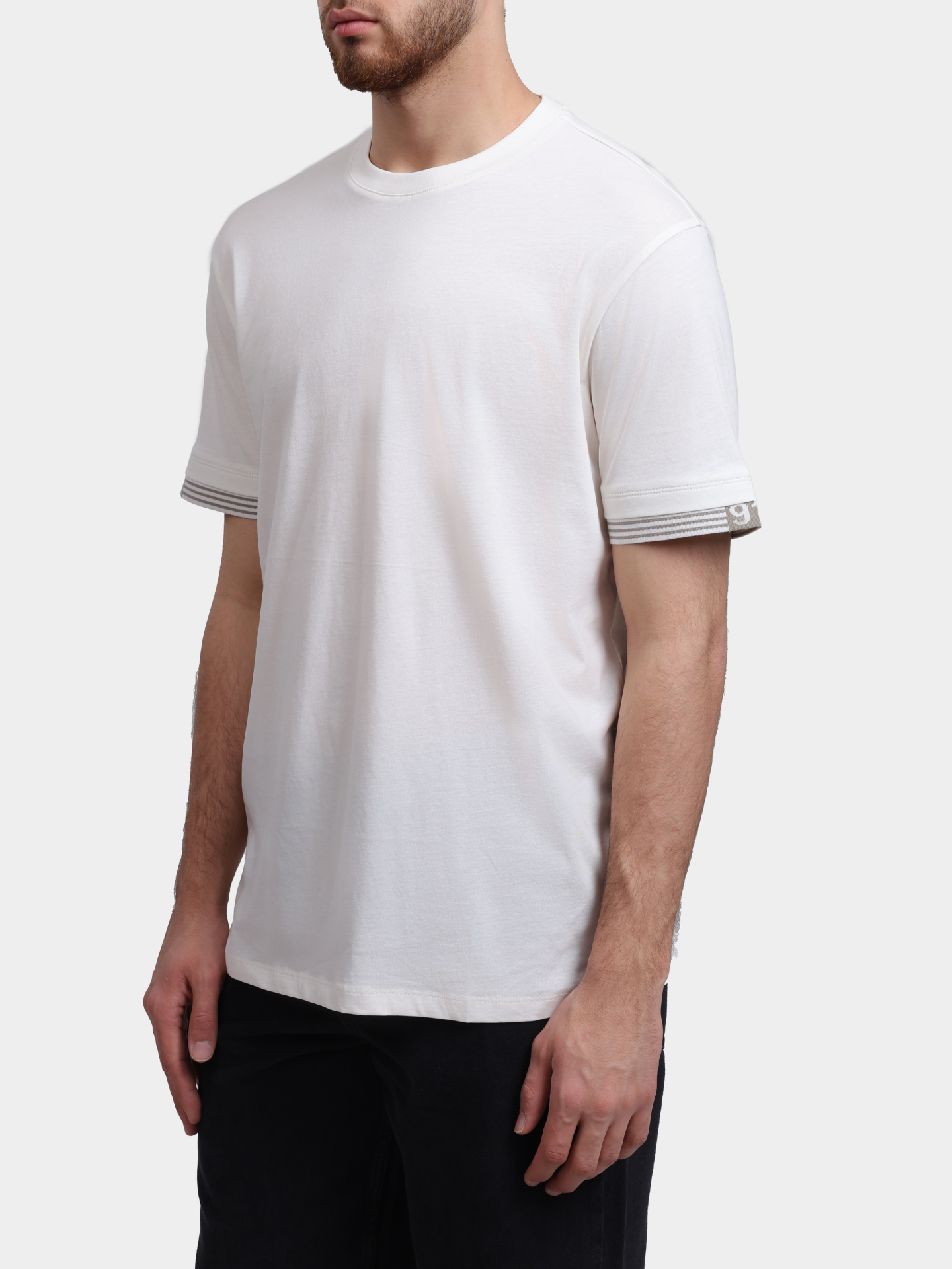 Футболка Armani Exchange XM002493 AF10356 M1297 белая мужская — купить в интернет-магазине Verdistore