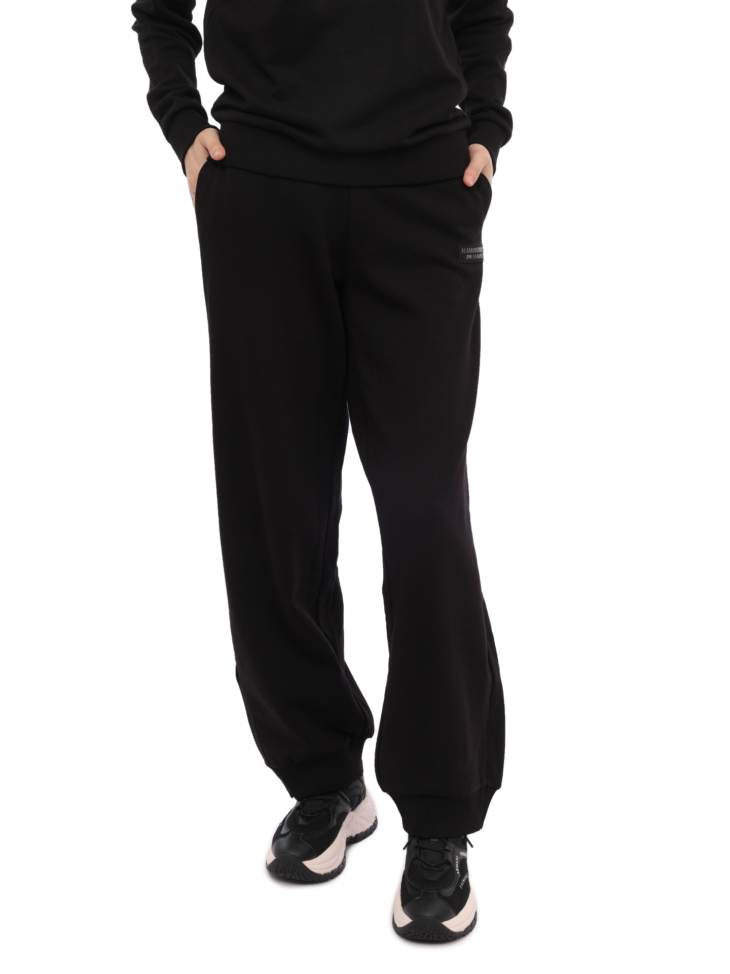 картинка Брюки спортивные Armani Exchange 6RYP72 YJEBZ 1200 черные женские с манжетами от магазина Verdistore