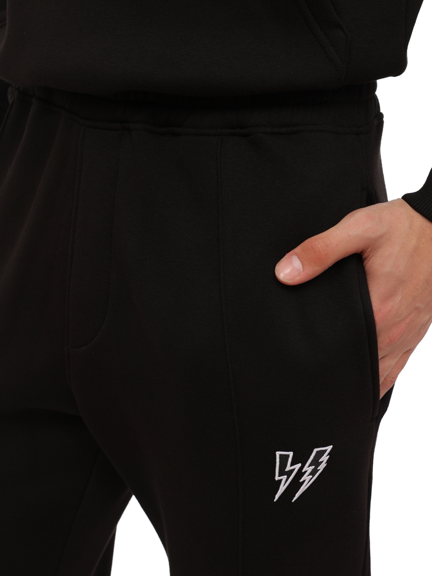 Брюки спортивные черные с нашитыми стрелками и логотипом под карманом — купить в интернет-магазине Verdistore