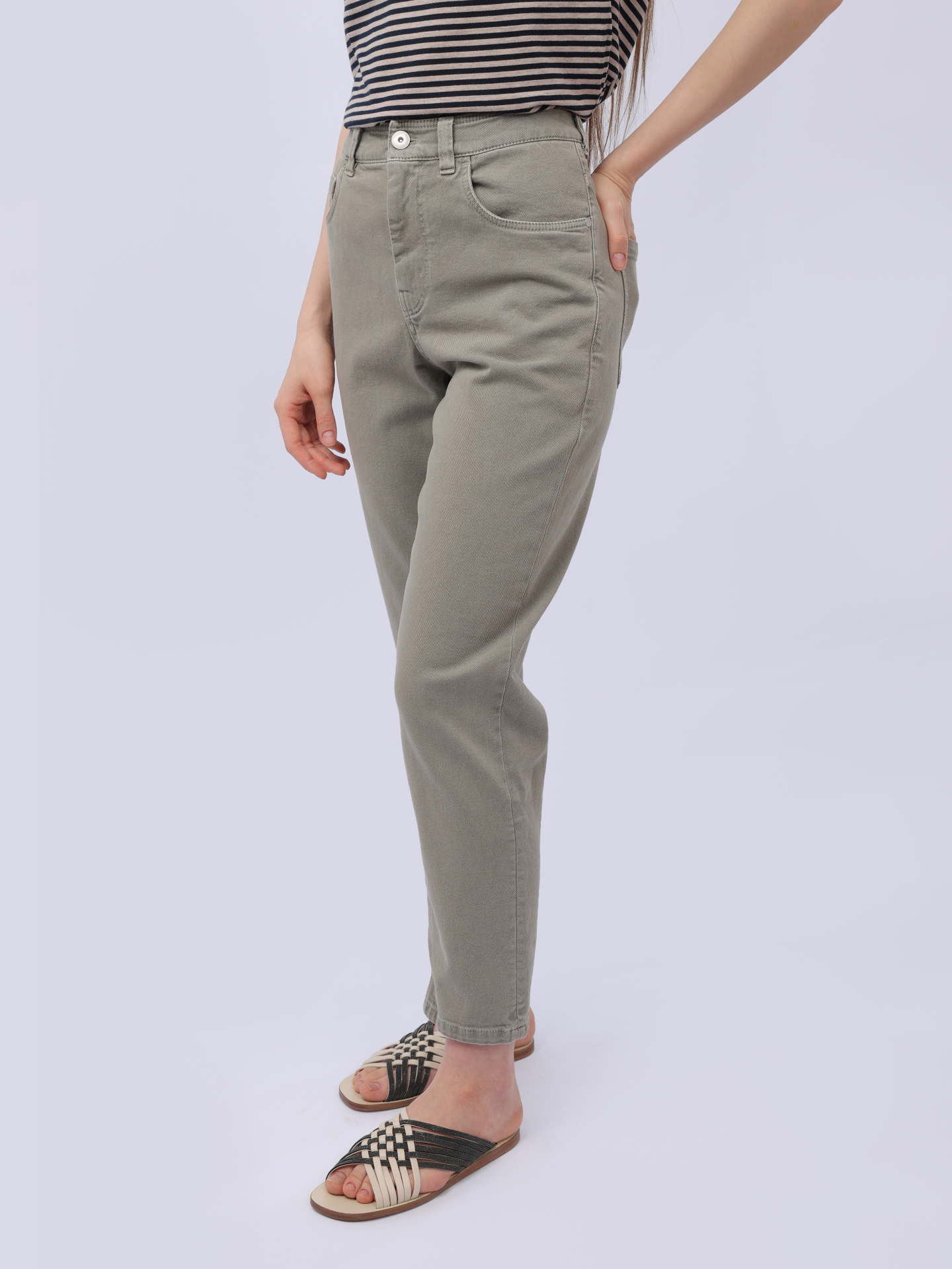 Брюки Brunello Cucinelli MB057B1052 C8964 оливковые женские из денима — купить в интернет-магазине Verdistore