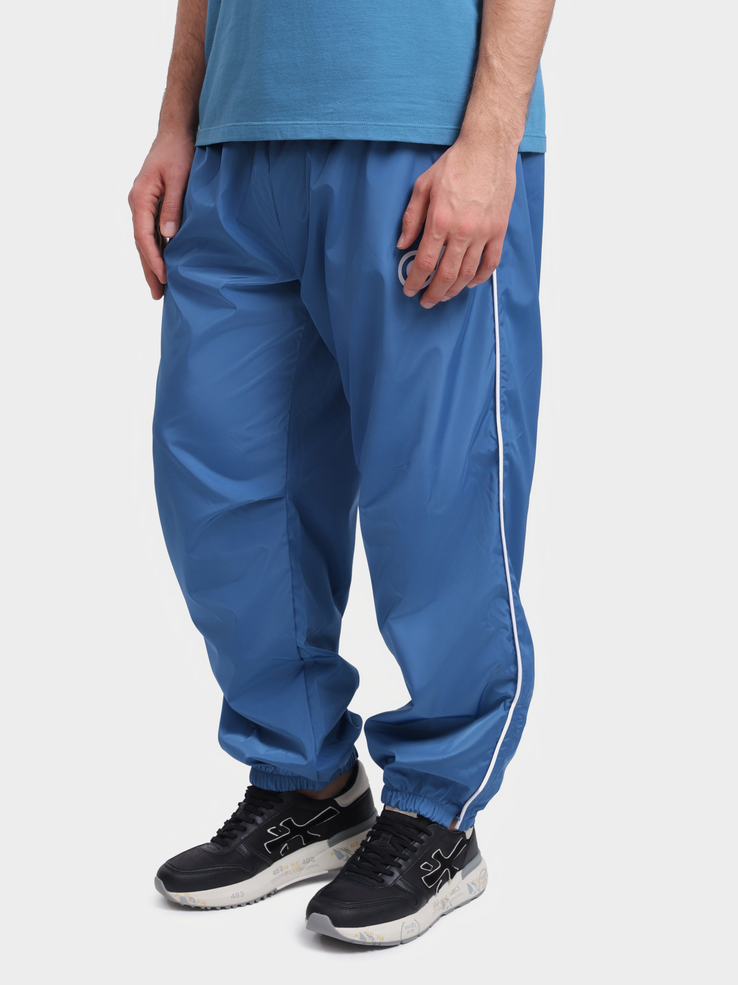 Брюки Calvin Klein Jeans LV04RC615G WRB синие мужские свободного кроя с манжетами снизу — купить в интернет-магазине Verdistore