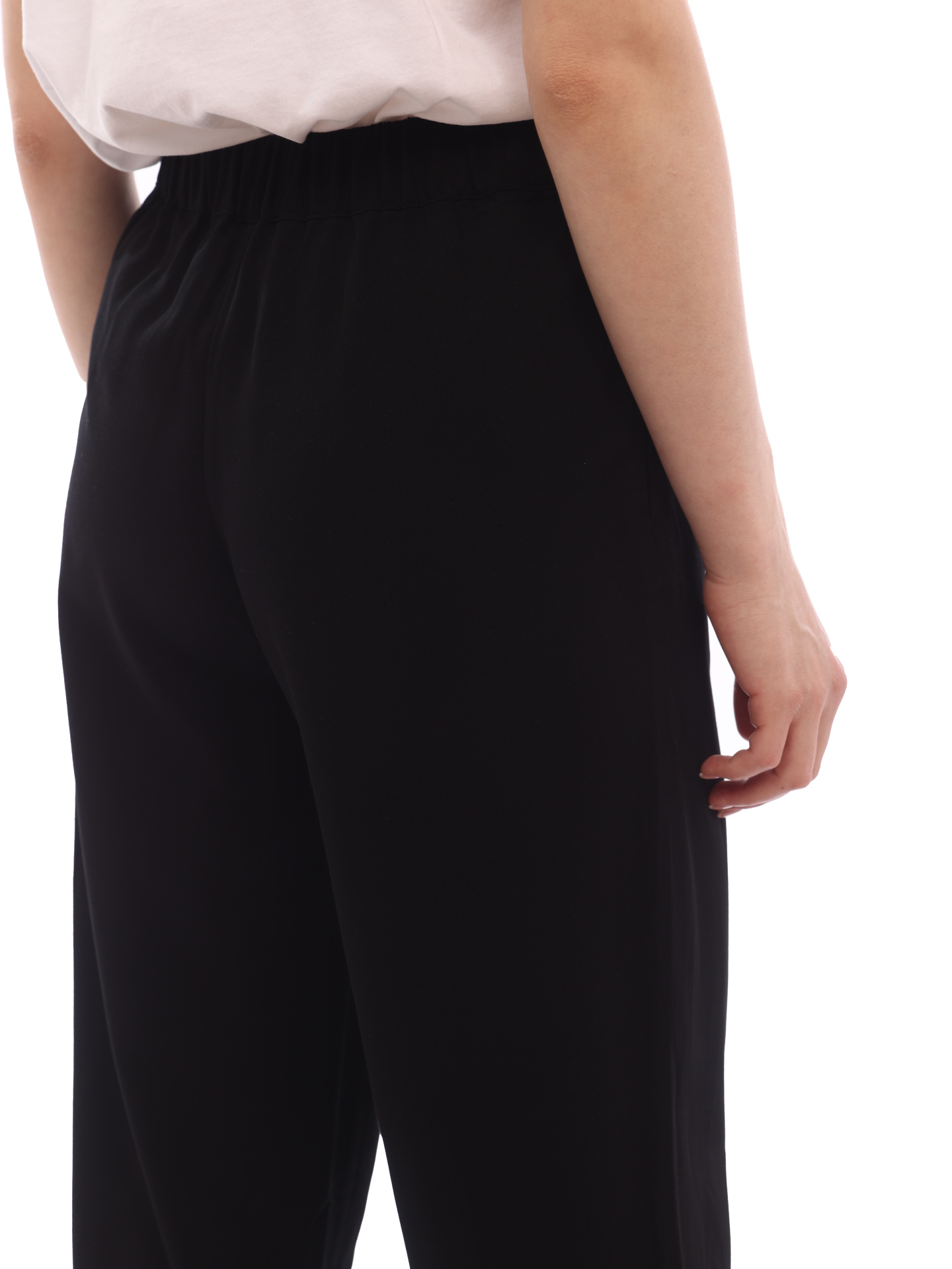 Брюки Armani Exchange 3LYP21 YNXSZ 1200 черные женские с защипами — купить в интернет-магазине Verdistore