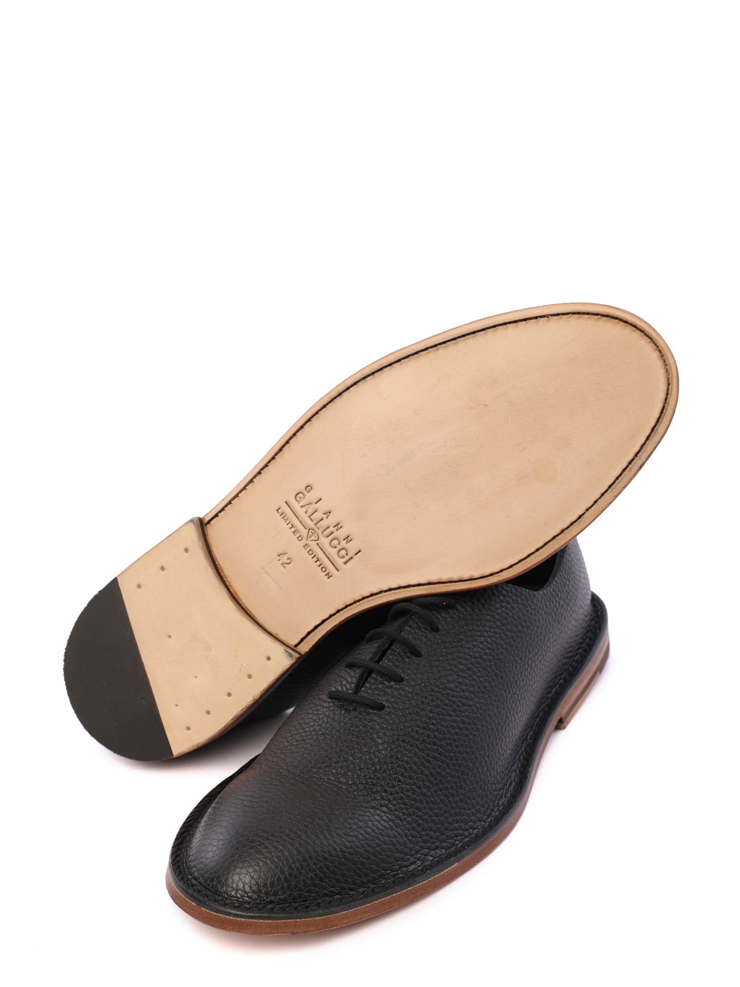 Туфли черные из мелкозернистой кожи и с коричневой подошвой — купить в интернет-магазине Verdistore