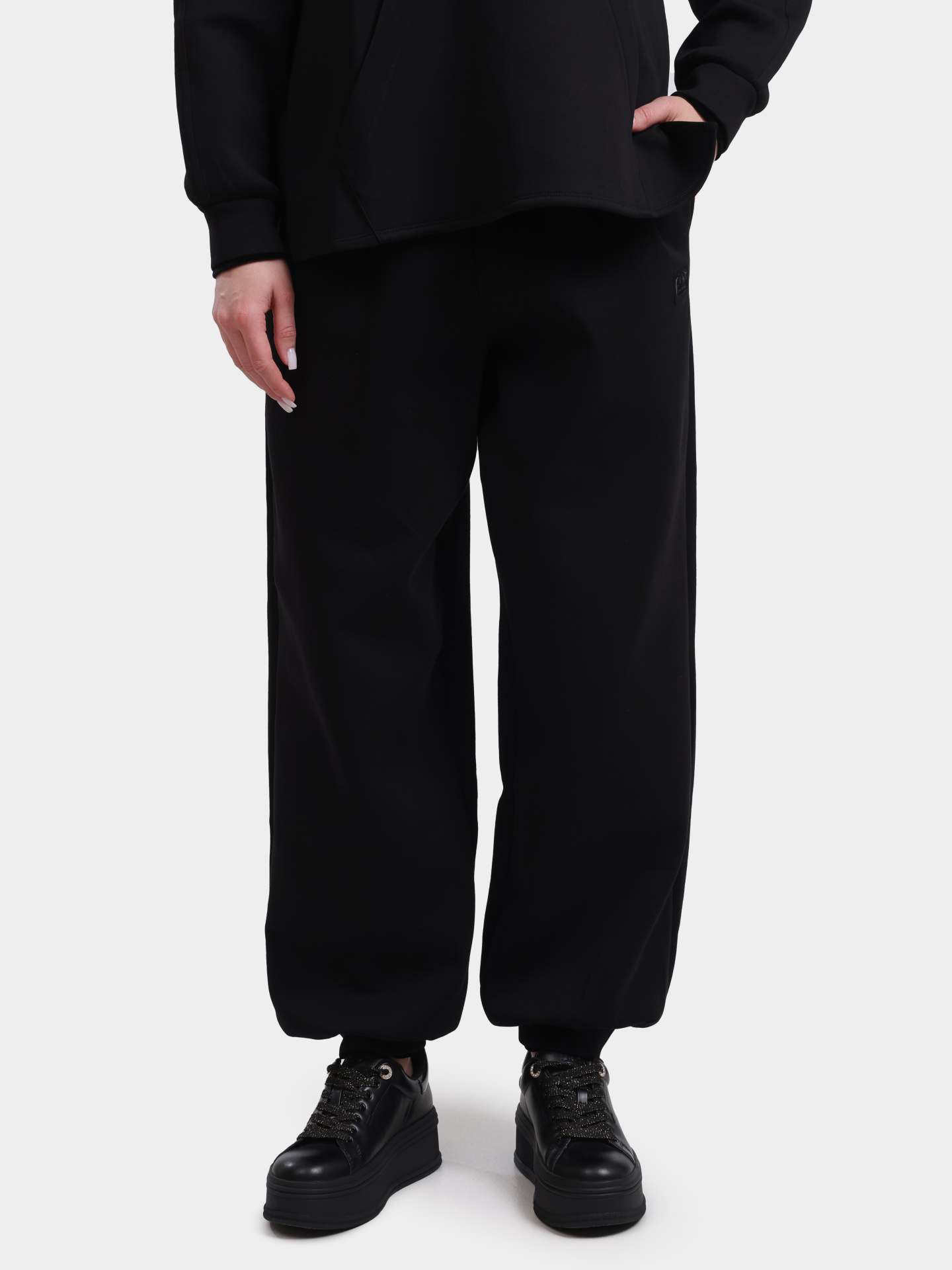 Джоггеры Armani Exchange XW000989 AF10818 UC001 черные женские — купить в интернет-магазине Verdistore
