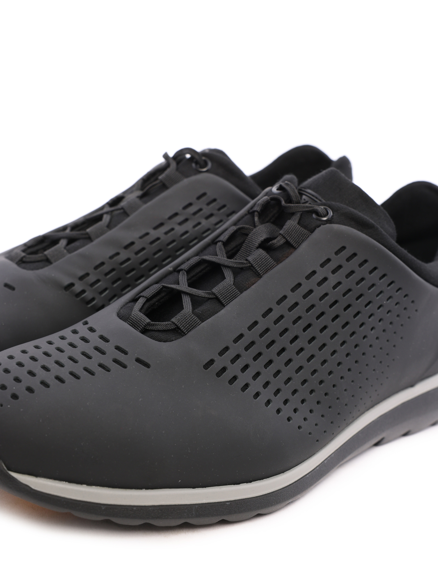 Кроссовки черные на шнурках тканевые с перфорацией — купить в интернет-магазине Verdistore