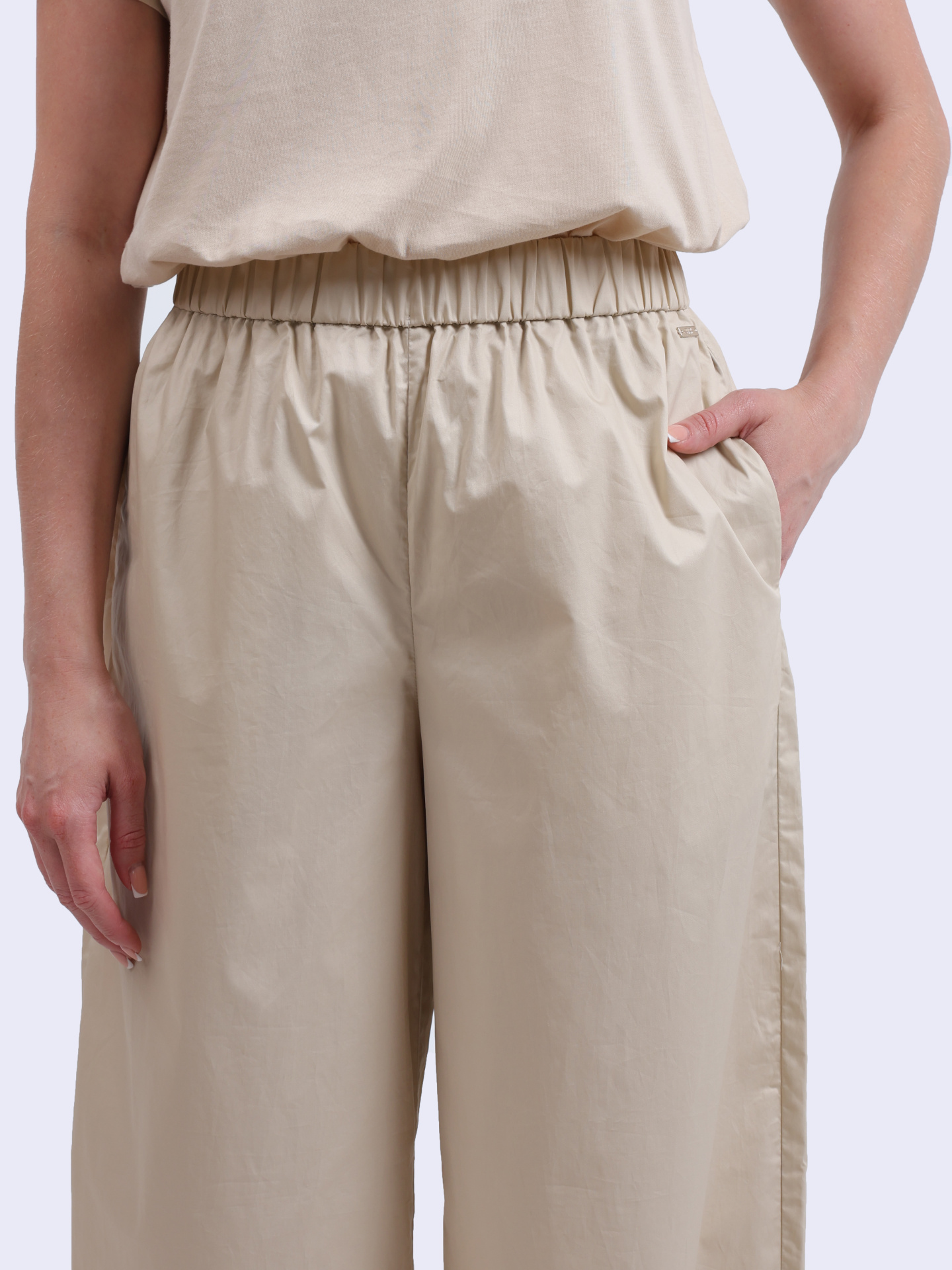 Брюки Armani Exchange XW000475 AF12812 U1092 молочные женские из хлопка — купить в интернет-магазине Verdistore