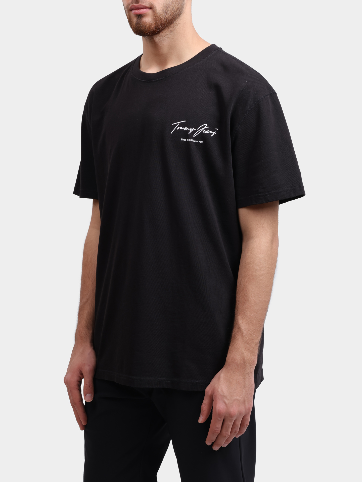 Футболка Tommy Jeans DM0DM18518 BDS черная мужской с крпным принтом  — купить в интернет-магазине Verdistore