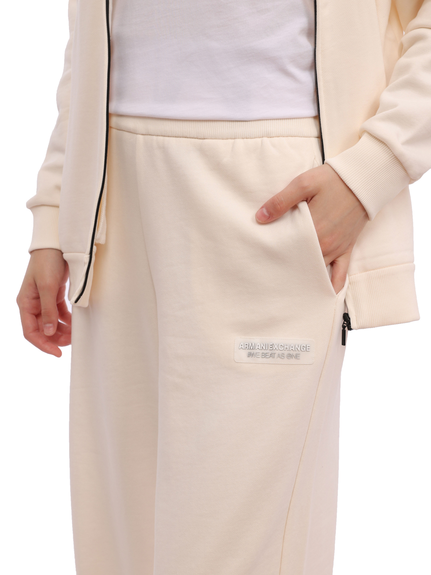 картинка Брюки Armani Exchange 6RYP72 YJEBZ 1130 белые женские с манжетами от магазина Verdistore