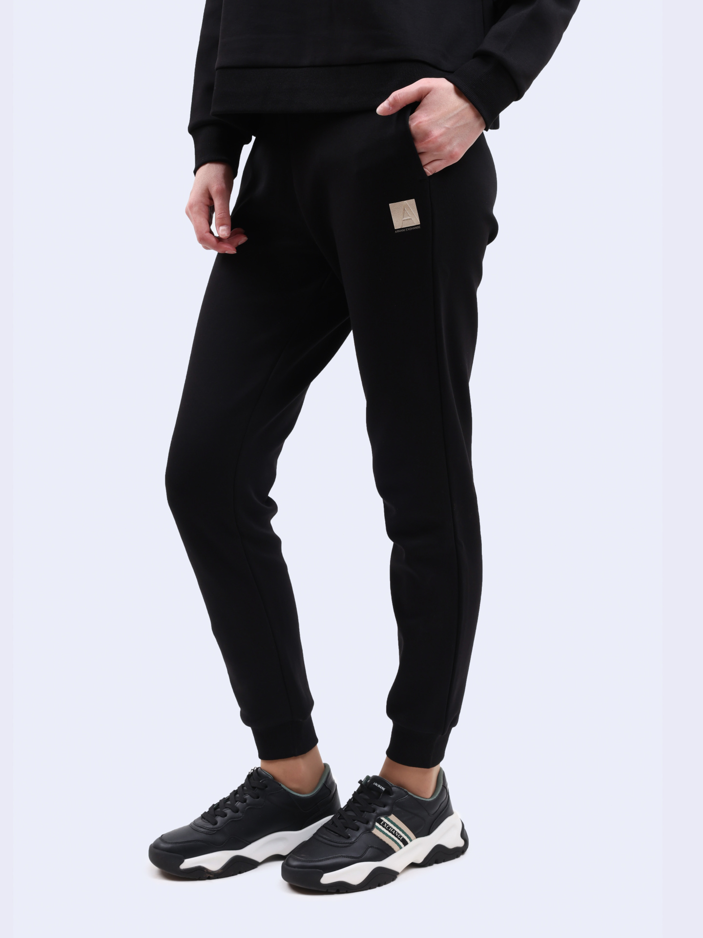 картинка Брюки спортивные Armani Exchange 6DYP82 YJFYZ 1200 черные женские от магазина Verdistore