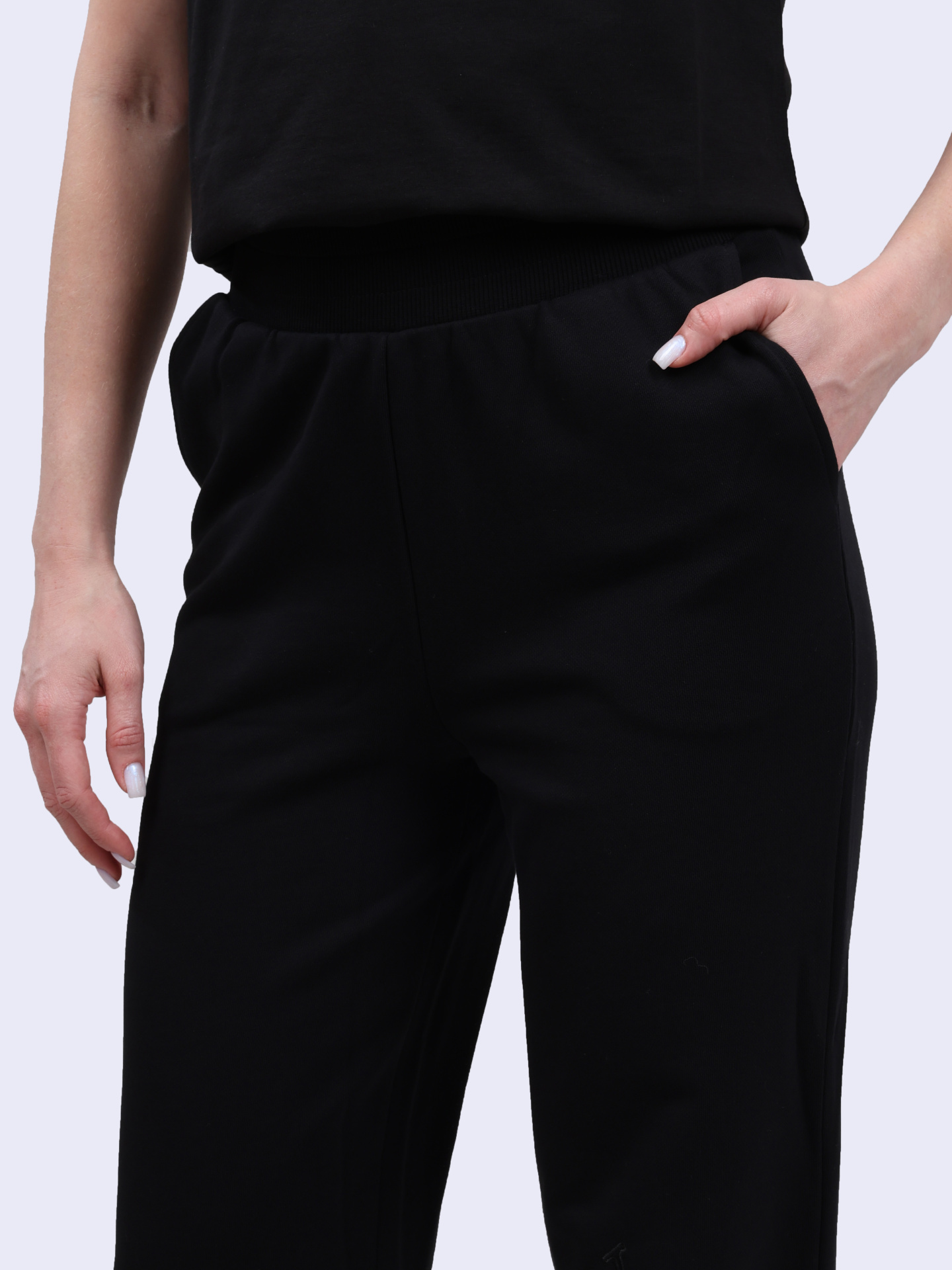 картинка Брюки спортивные Armani Exchange 6DYP80 YJFZZ 42AQ черные женские от магазина Verdistore