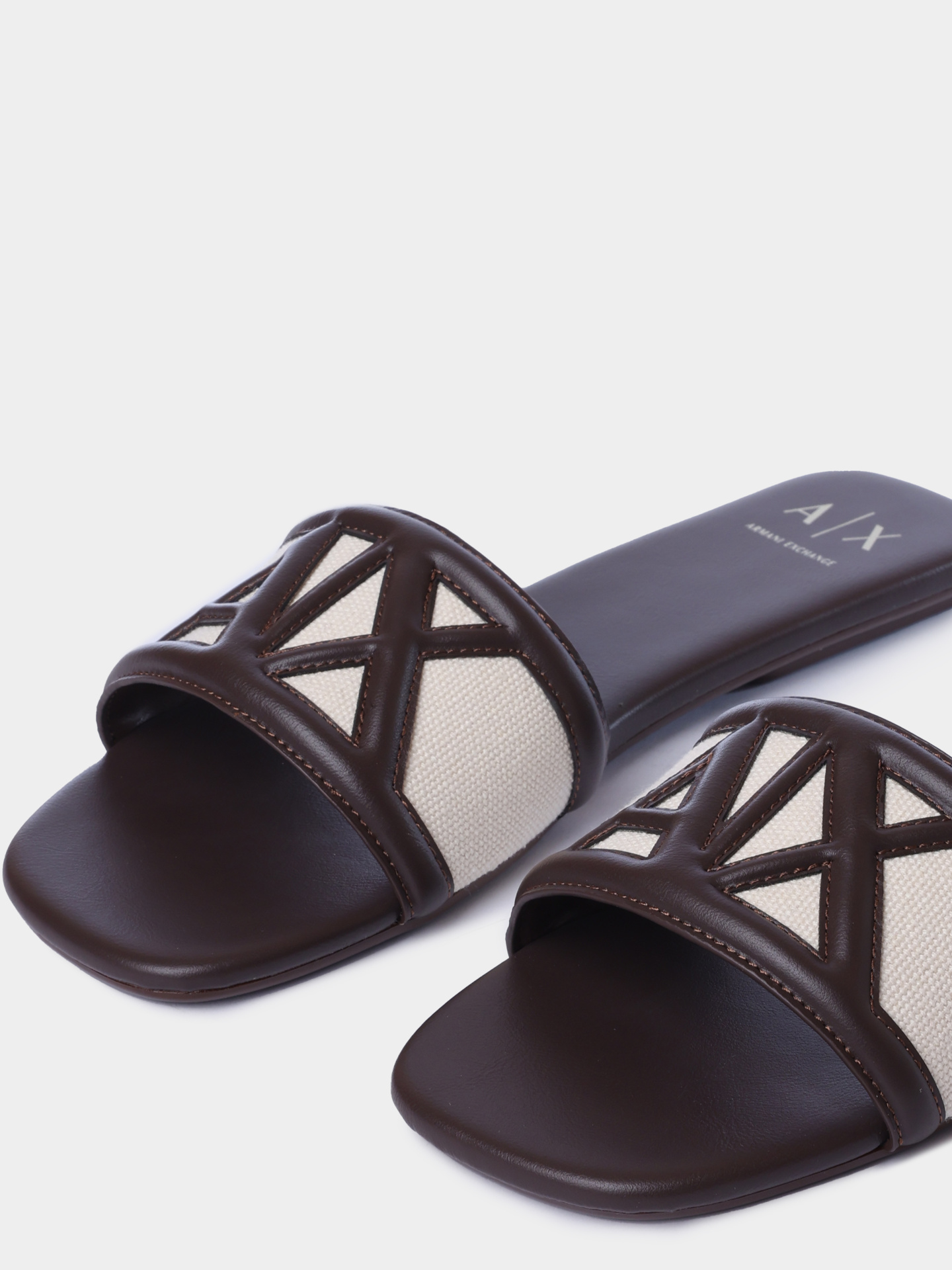 Шлепанцы Armani Exchange XW002568 AF22752 MZ766 комбинированные женские — купить в интернет-магазине Verdistore