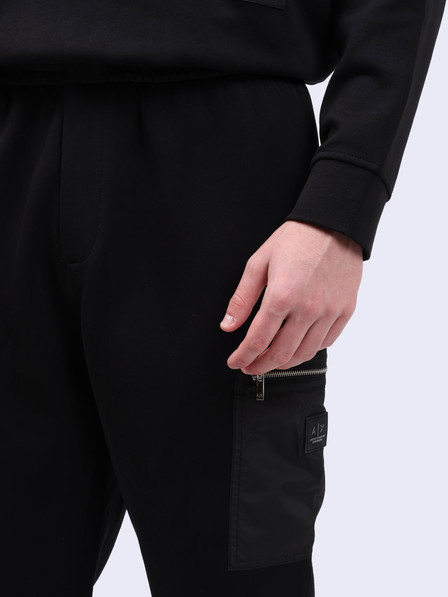 Брюки спортивные Armani Exchange XM000084 AF10818 UC001 черные мужские с накладным карманом — купить в интернет-магазине Verdistore