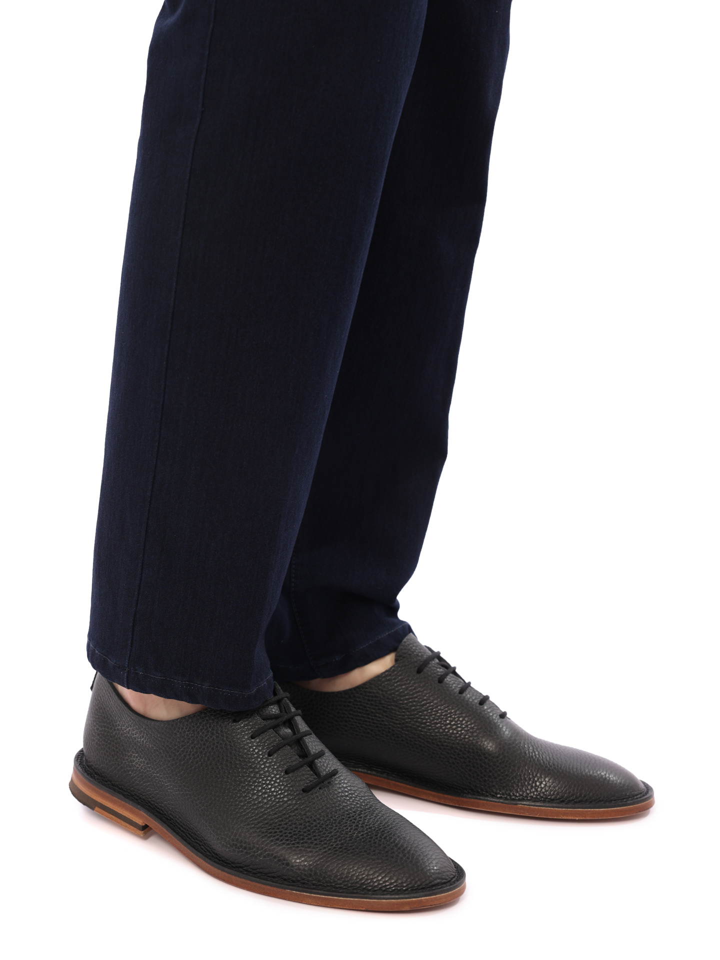 Туфли черные из мелкозернистой кожи и с коричневой подошвой — купить в интернет-магазине Verdistore