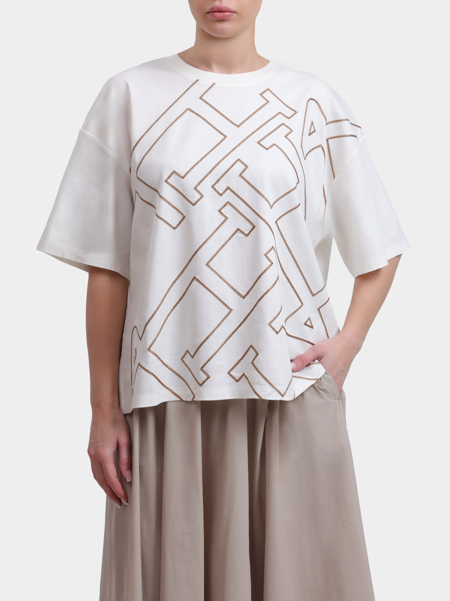 Футболка Herno JG000306D 52131 1021 белая женская с крупным логотипом-вышивкой — купить в интернет-магазине Verdistore