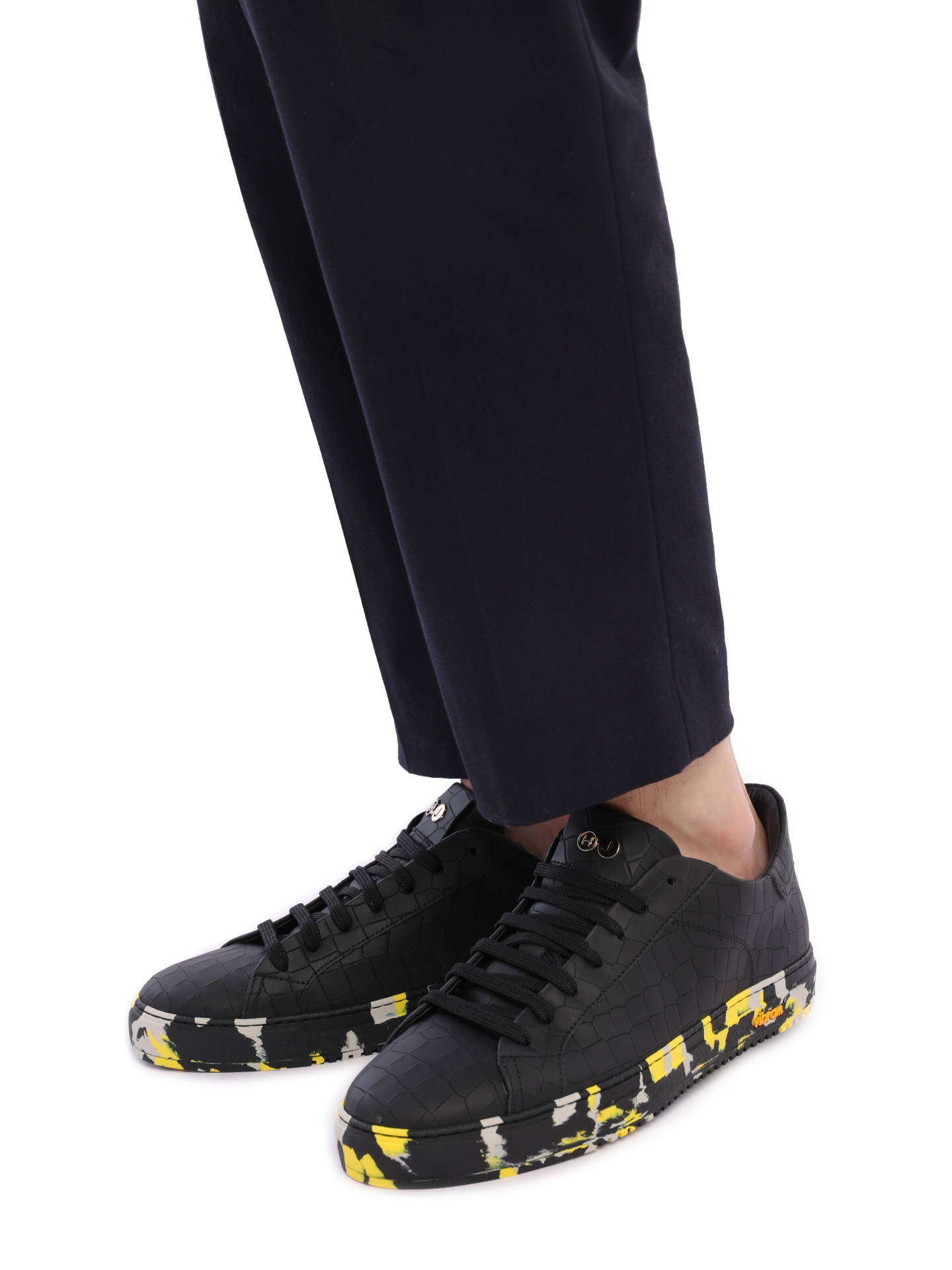 Кеды черные из текстурной кожи с ярким принтом на подошве — купить в интернет-магазине Verdistore