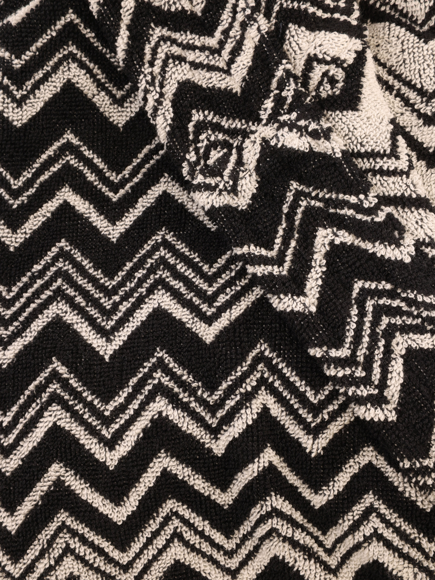 Халат из махровой ткани с ярким зигзагообразным узором — купить в интернет-магазине Verdistore