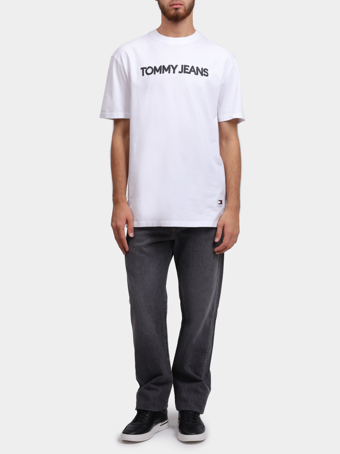 Футболка Tommy Jeans DM0DM18526 YBR белая мужская с логотипом — купить в интернет-магазине Verdistore