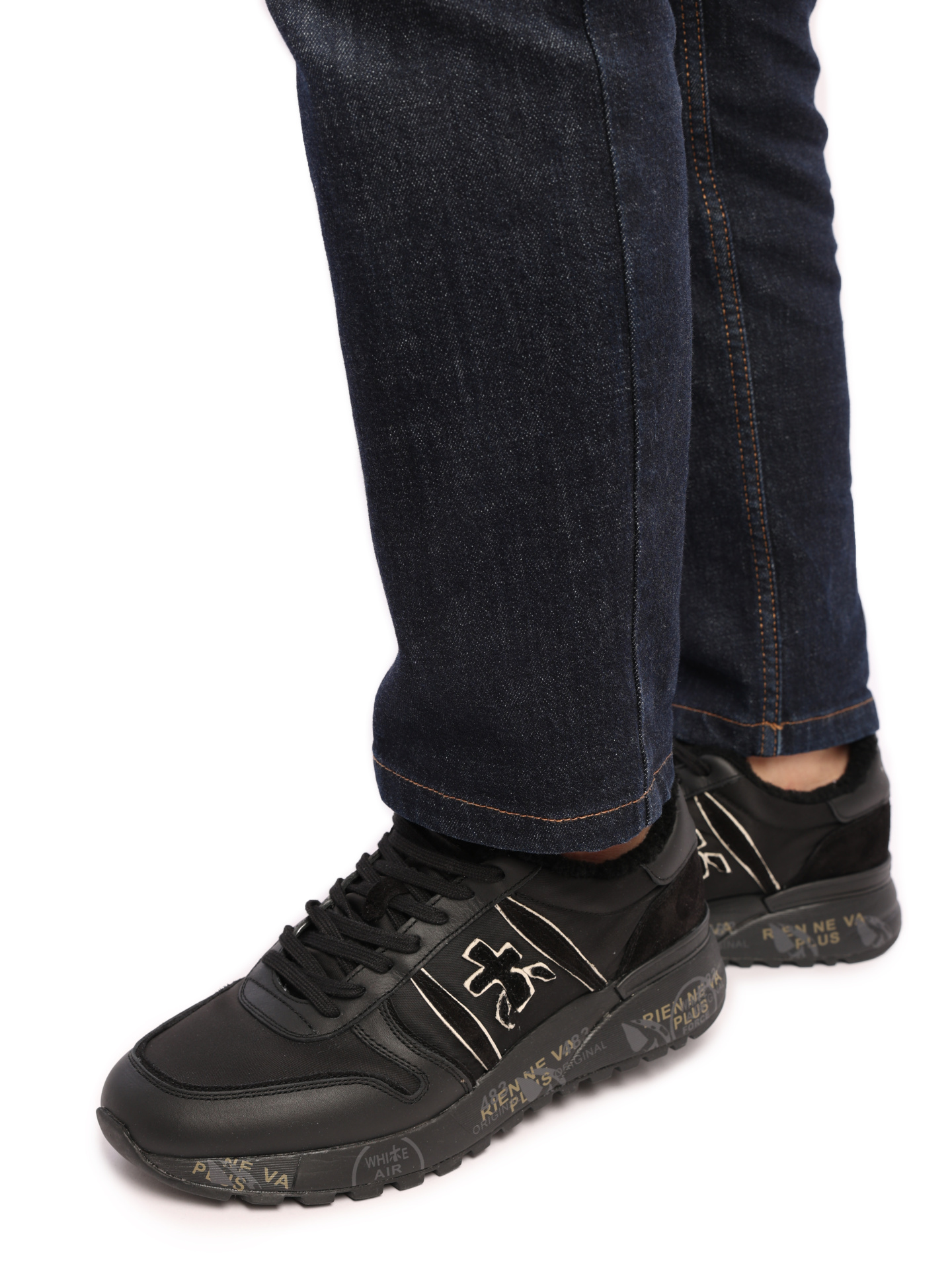 Кроссовки черные с логотипом по бокам и принтом на подошве — купить в интернет-магазине Verdistore