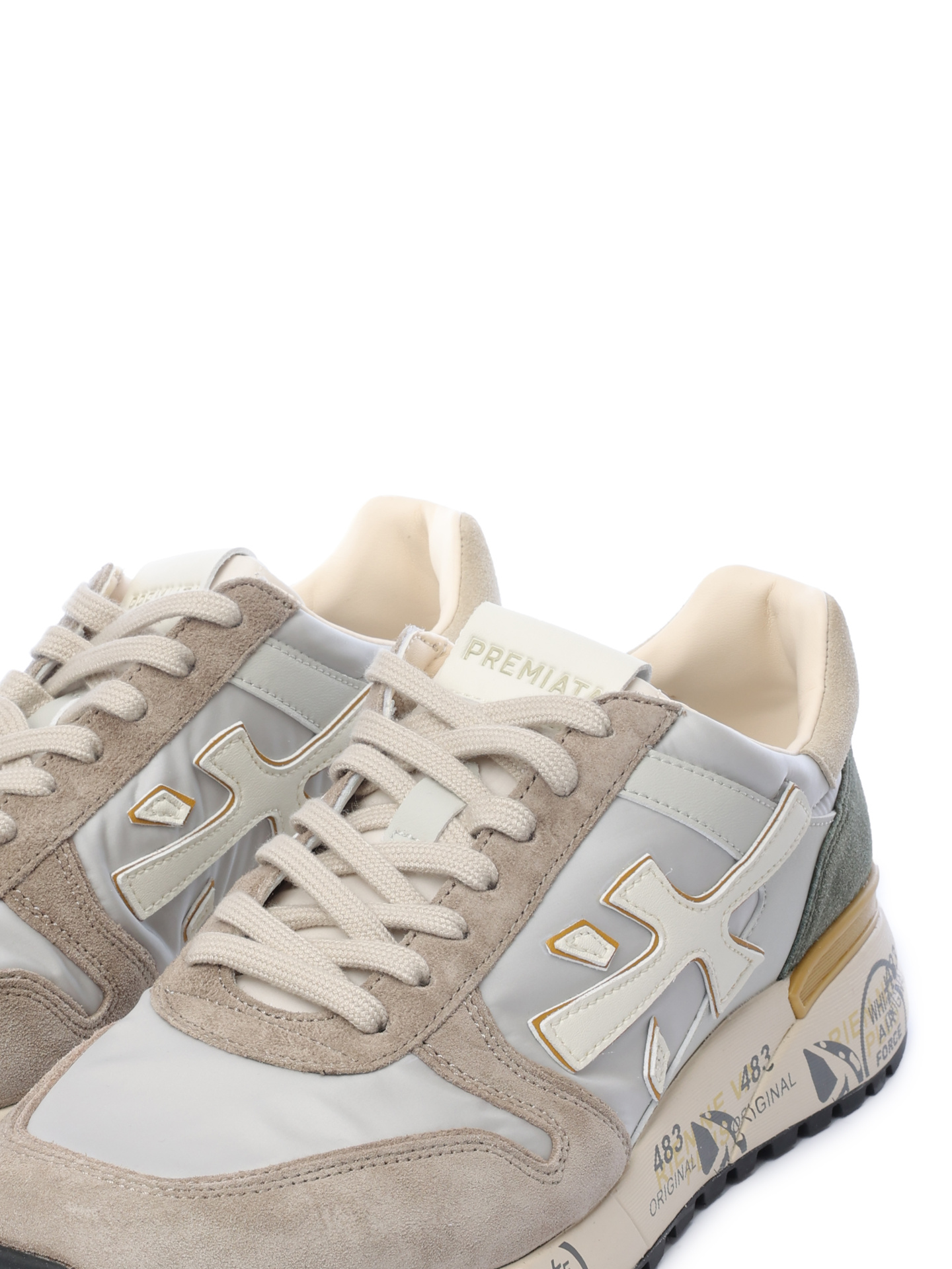 Кроссовки комбинированные с крупным белым логотипом сбоку и белой подошвой — купить в интернет-магазине Verdistore