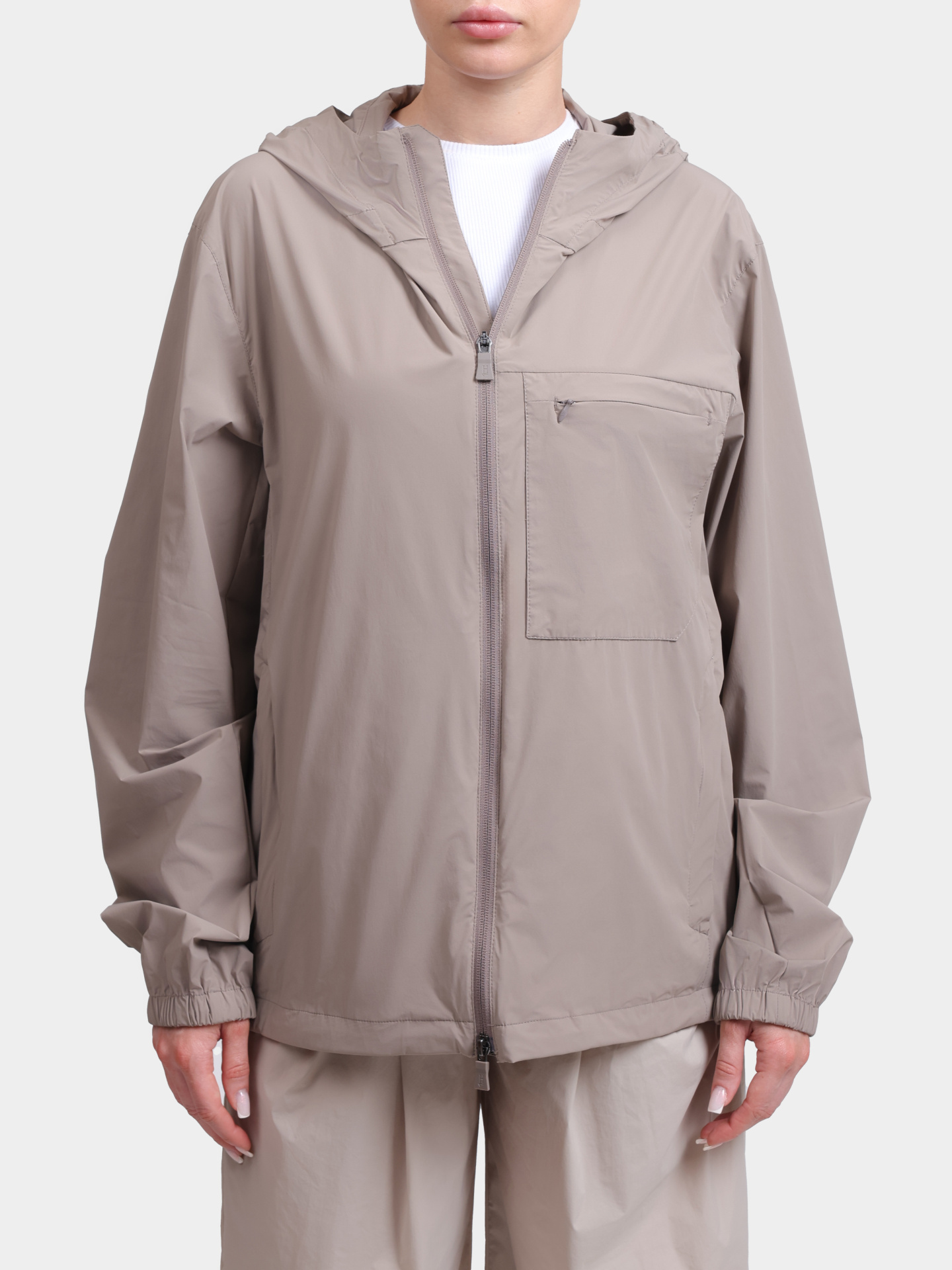 Ветровка Herno GI000619U 12691Z 2600 бежевая женская с капюшоном — купить в интернет-магазине Verdistore