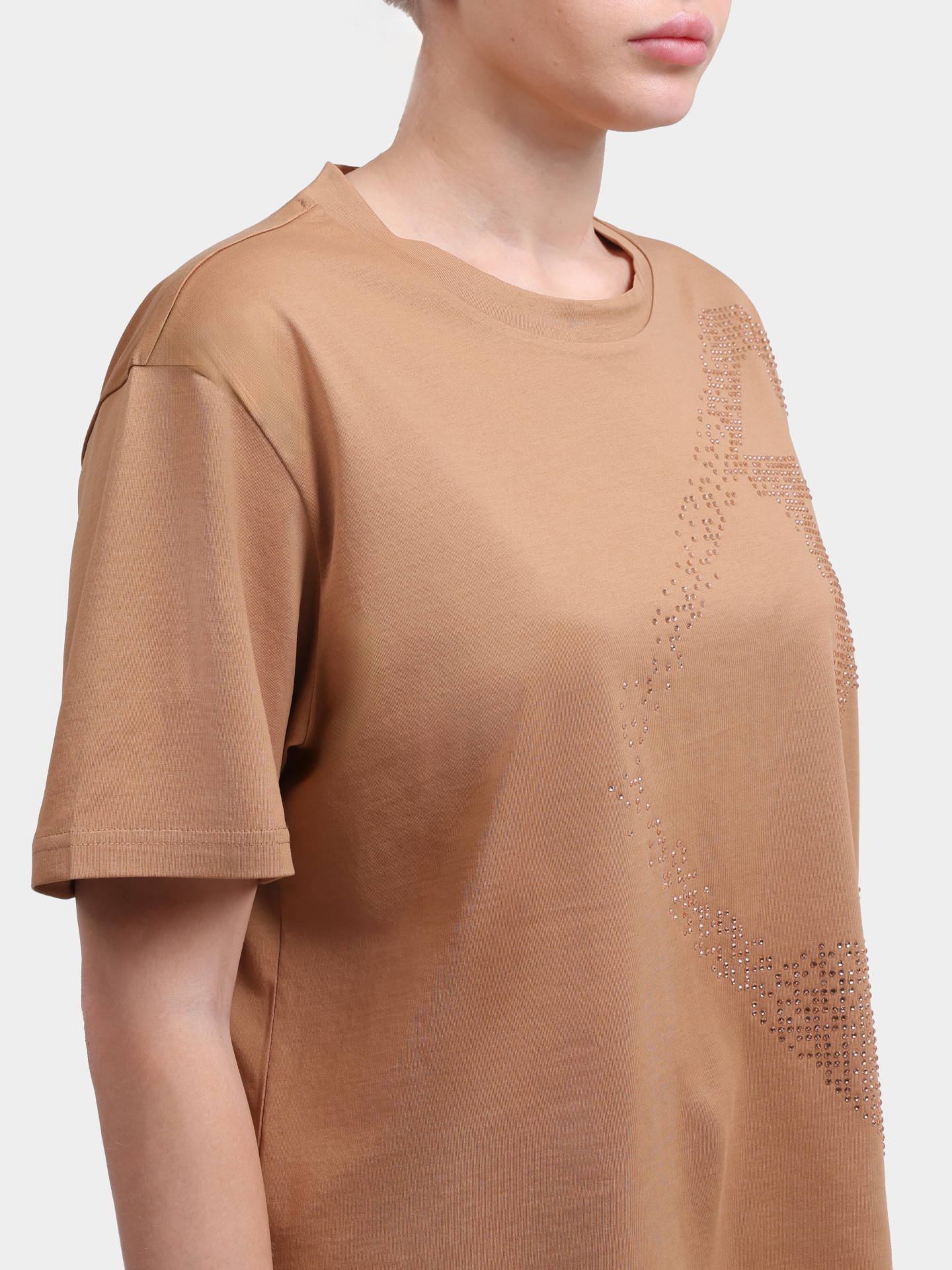 Футболка Herno JG000321D 52125 2141 бежевая женская с крупным принтом страз — купить в интернет-магазине Verdistore