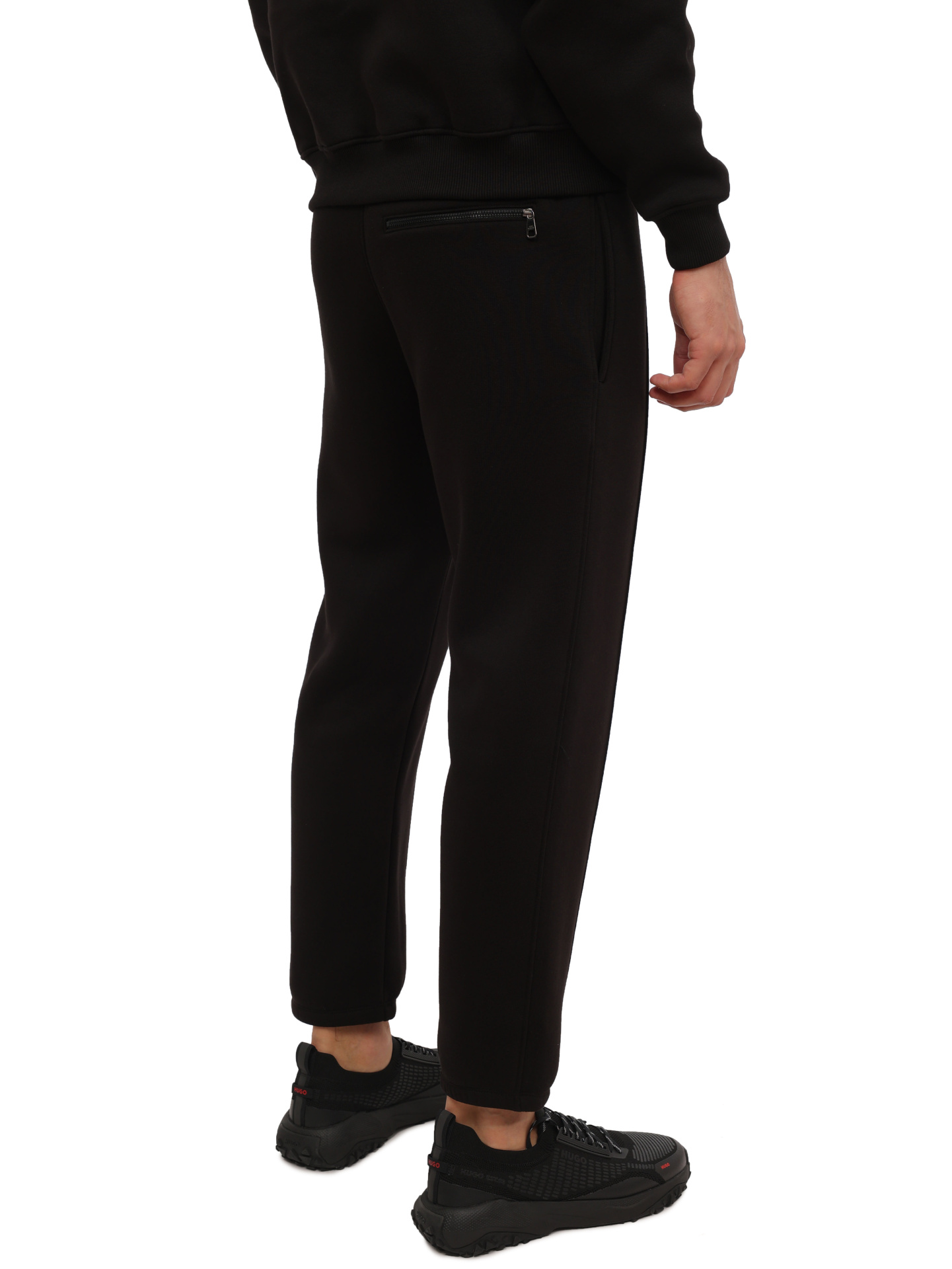 Брюки спортивные черные с нашитыми стрелками и логотипом под карманом — купить в интернет-магазине Verdistore