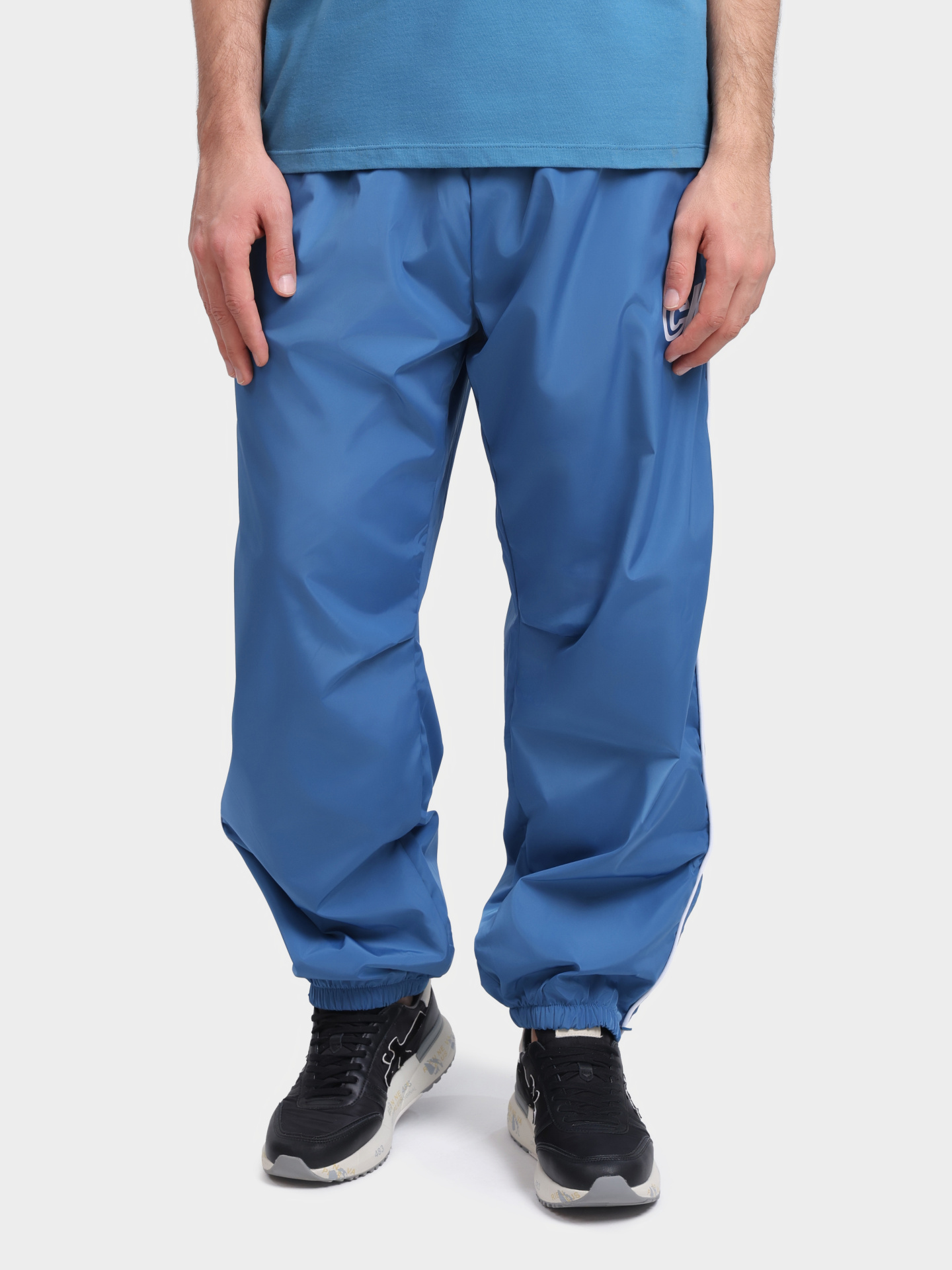 Брюки Calvin Klein Jeans LV04RC615G WRB синие мужские свободного кроя с манжетами снизу — купить в интернет-магазине Verdistore