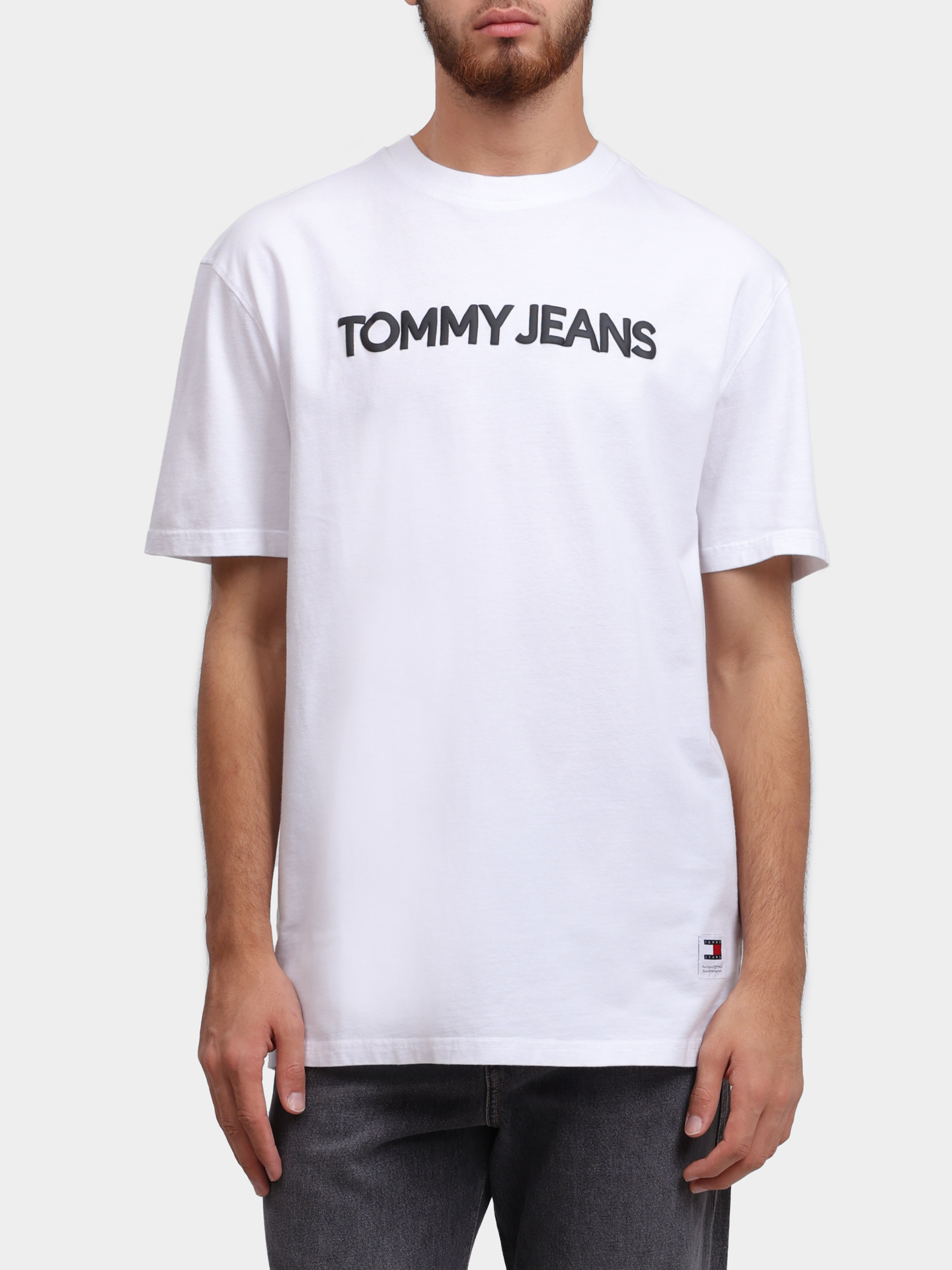 Футболка Tommy Jeans DM0DM18526 YBR белая мужская с логотипом — купить в интернет-магазине Verdistore