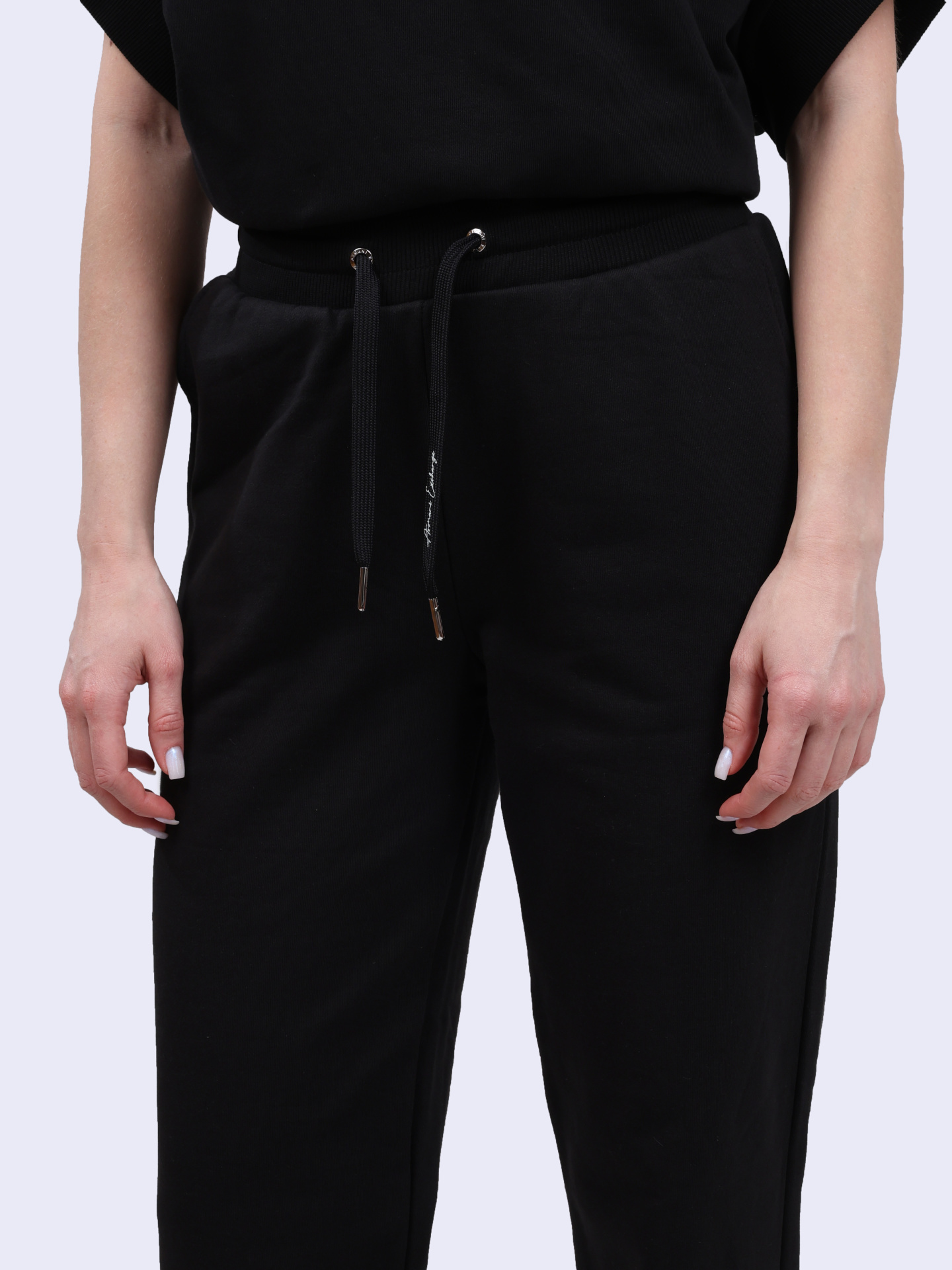 картинка Брюки Armani Exchange 6DYP70 YJEEZ 1200 черные женские спортивные от магазина Verdistore