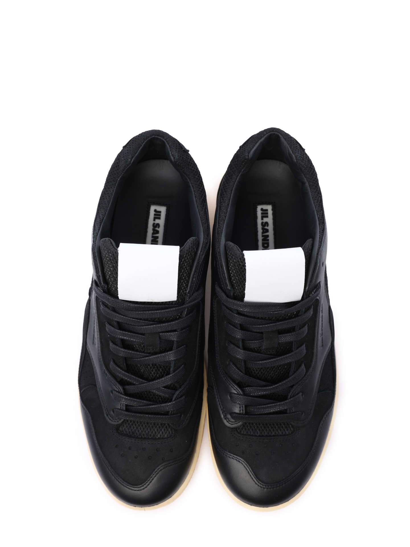 Кеды кожаные черные с перфорацией по бокам на бежевой подошве — купить в интернет-магазине Verdistore