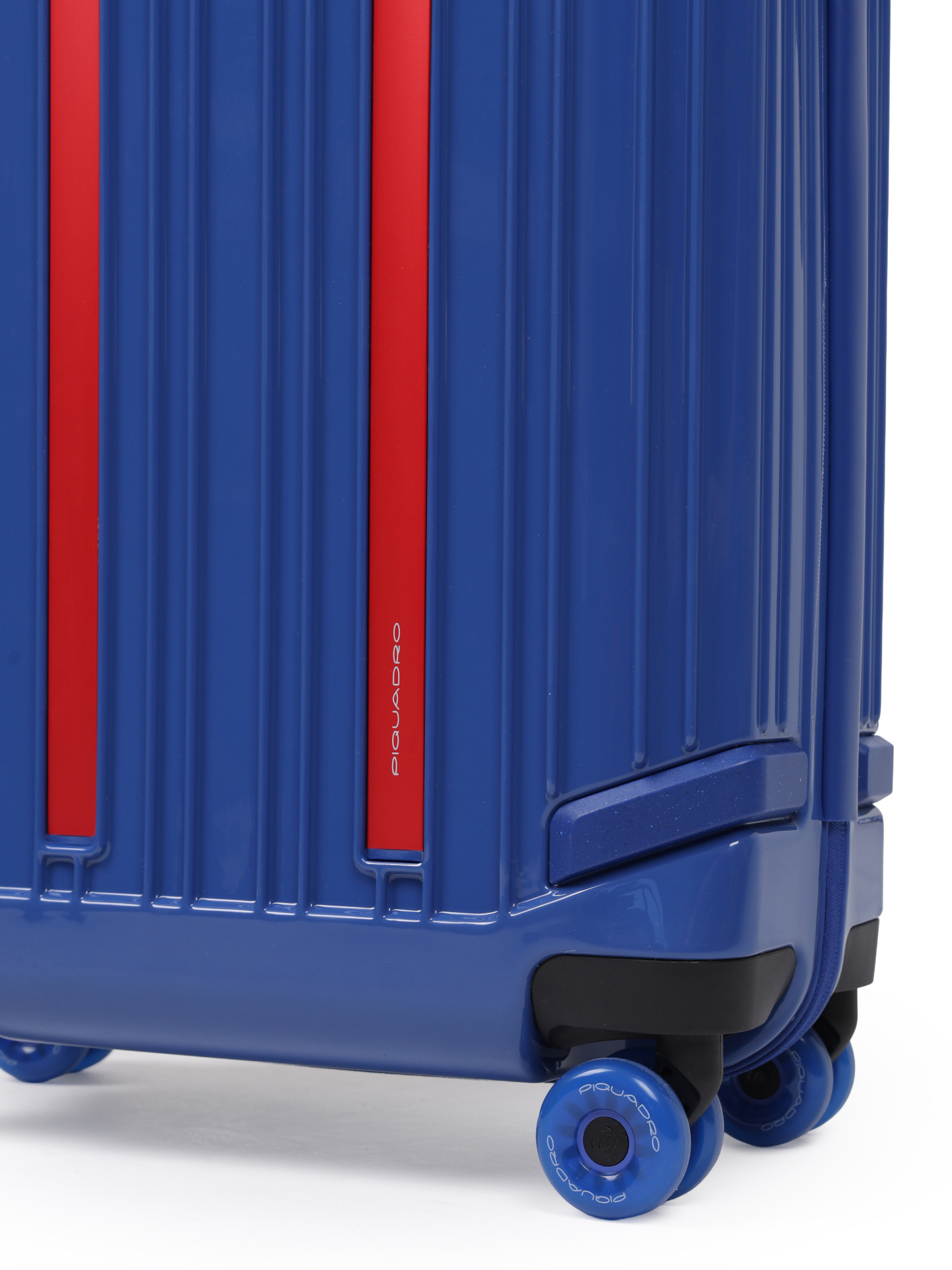 Чемодан Piquadro BV4425POP/BLU синий из поликарбоната — купить в интернет-магазине Verdistore