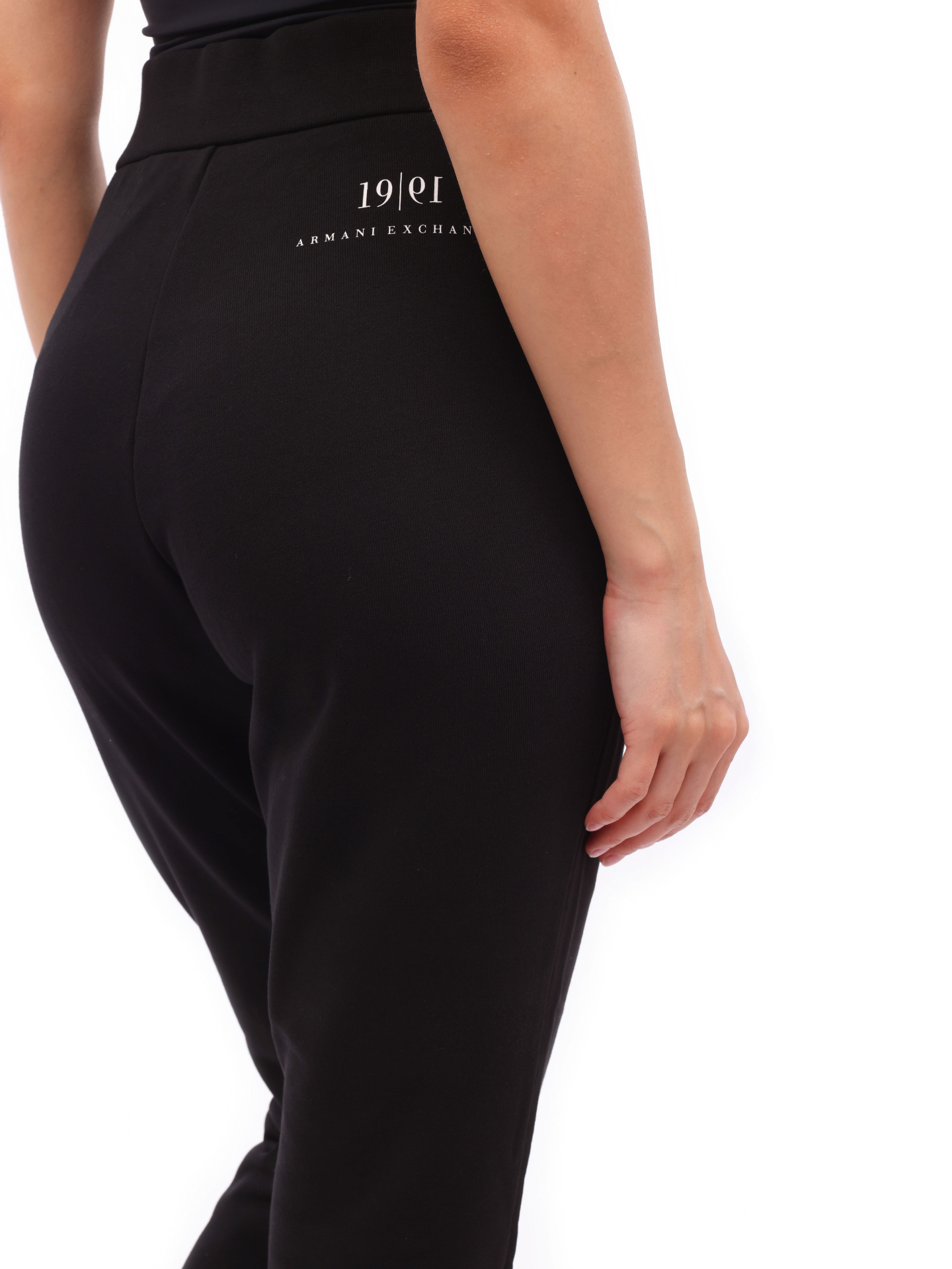 картинка Брюки спортивные Armani Exchange 6KYP82 YJ3NZ 1200 черные женские с логотипом от магазина Verdistore
