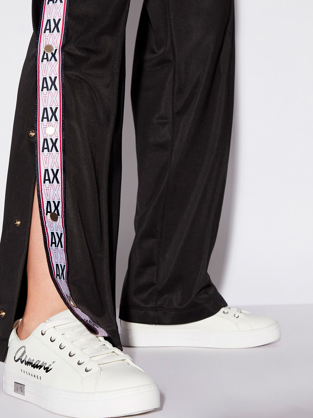 картинка Брюки спортивные Armani Exchange 6GYP86 1200 черные женские с лампасами от магазина Verdistore
