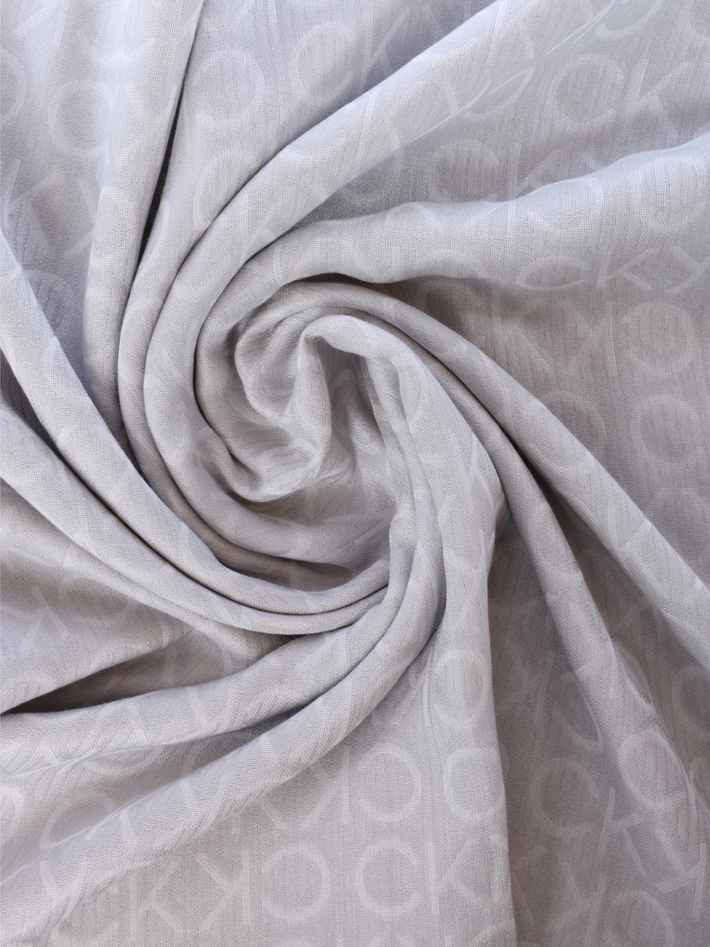 Платок Calvin Klein K60K608779 CEH светло-серый женский — купить в интернет-магазине Verdistore