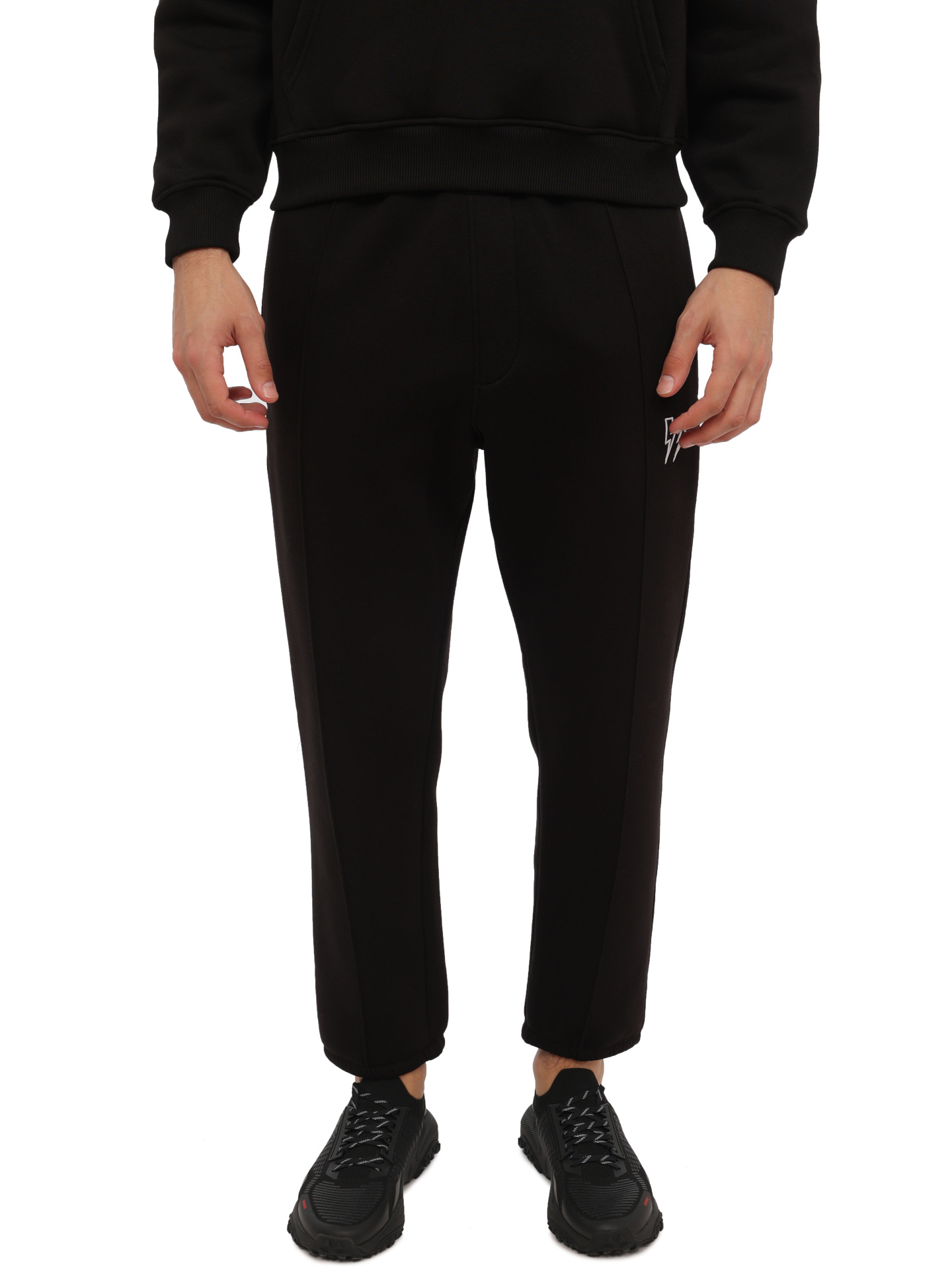 Брюки спортивные черные с нашитыми стрелками и логотипом под карманом — купить в интернет-магазине Verdistore